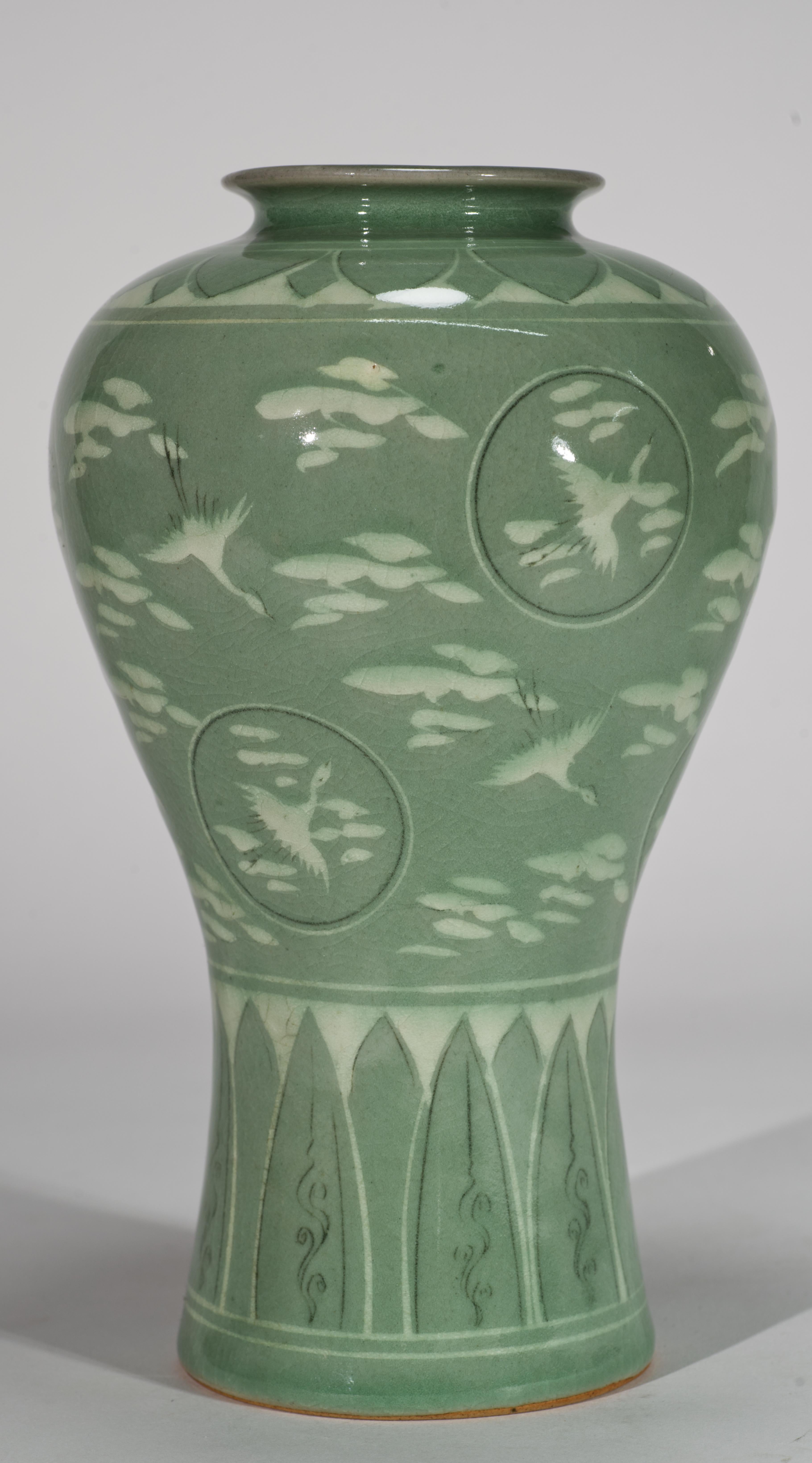 Il vaso d'epoca presenta uno smalto craquelure di colore celadon chiaro con motivi di gru volanti e nuvole, il disegno delle 