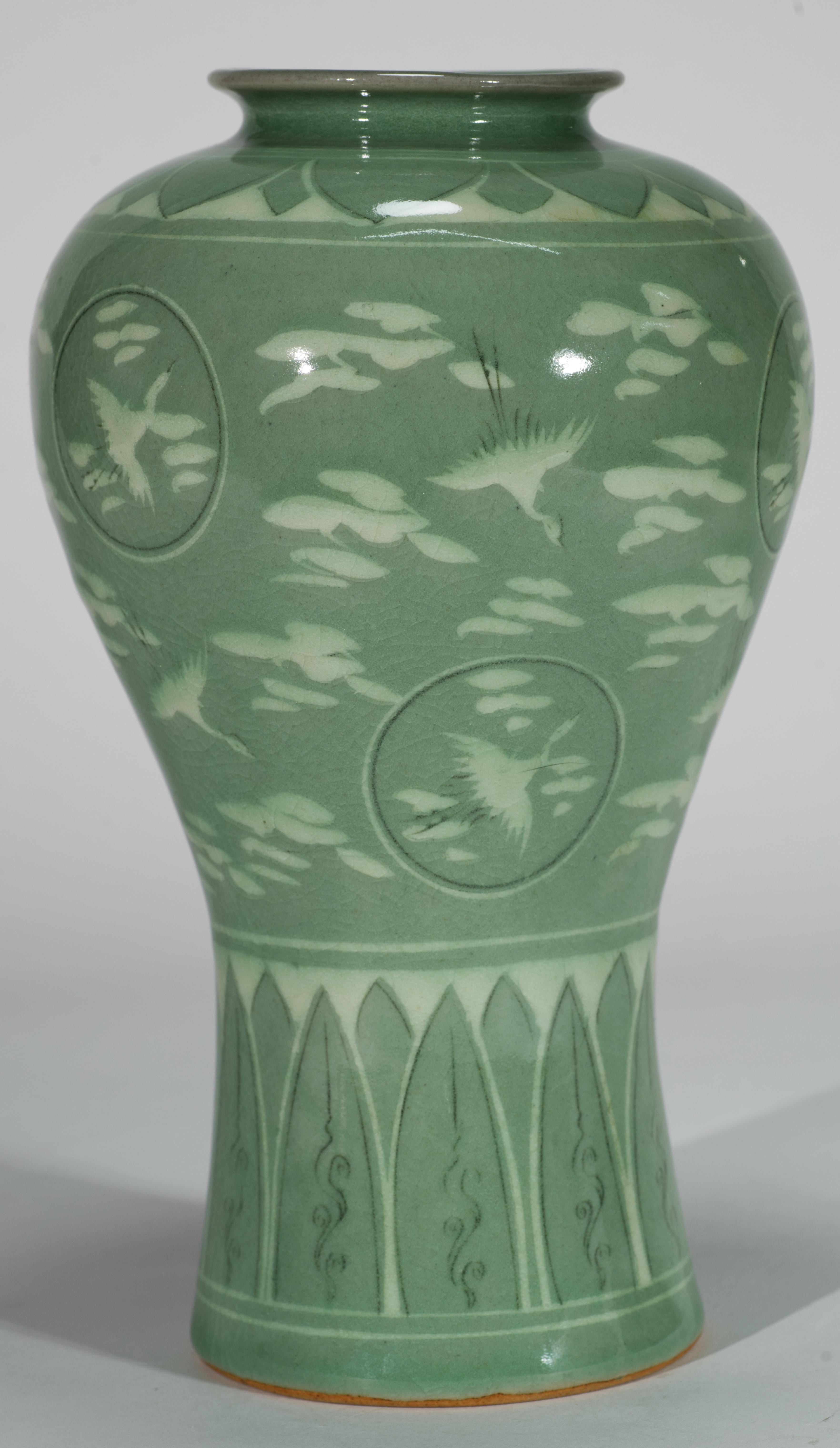 Mid-Century moderno Vaso Maebyeong coreano in celadon chiaro, gru volanti e nuvole in vendita