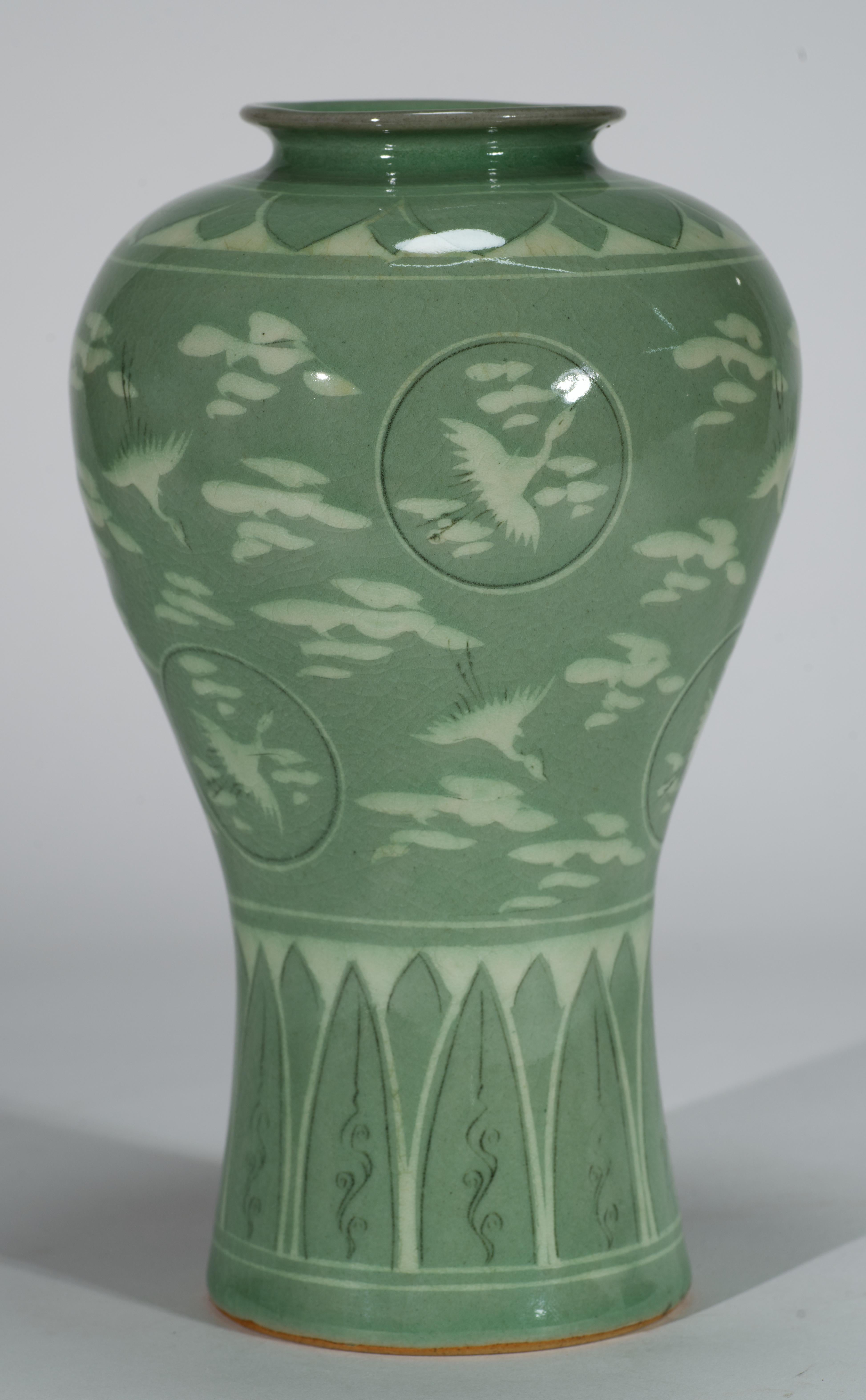 Coreano Vaso Maebyeong coreano in celadon chiaro, gru volanti e nuvole in vendita