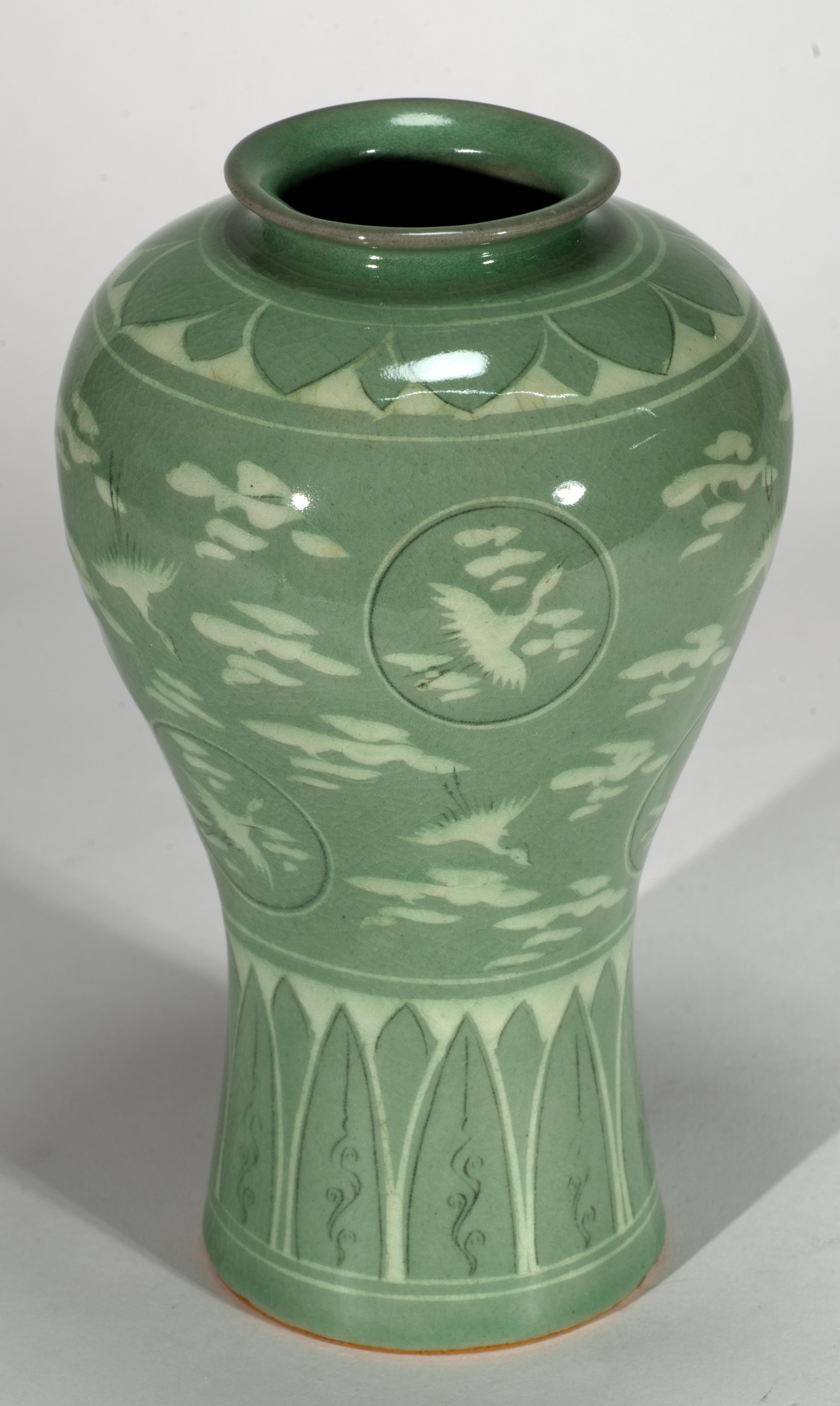 Smaltato Vaso Maebyeong coreano in celadon chiaro, gru volanti e nuvole in vendita