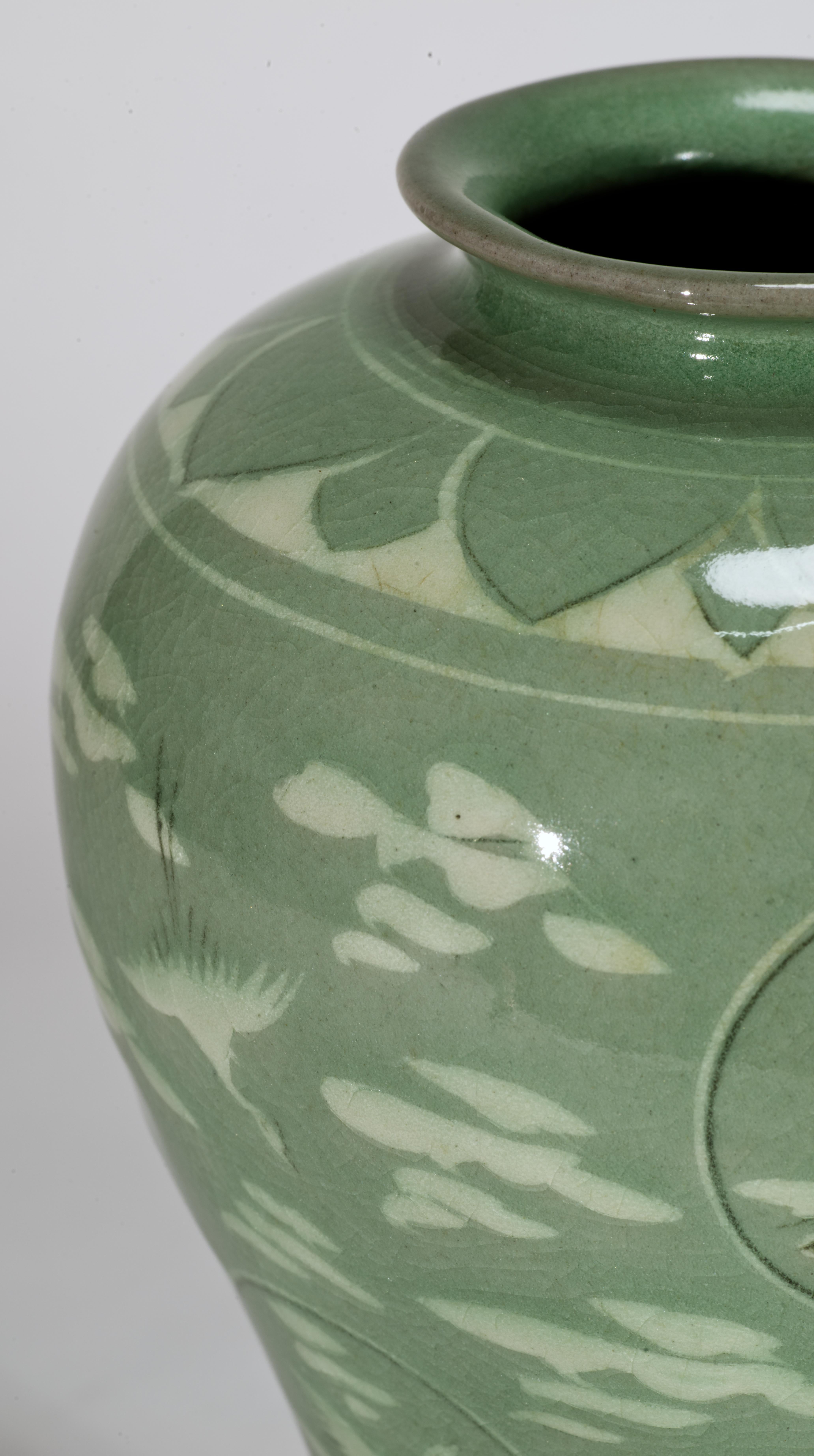 Vaso Maebyeong coreano in celadon chiaro, gru volanti e nuvole In condizioni buone in vendita a Clifton Springs, NY