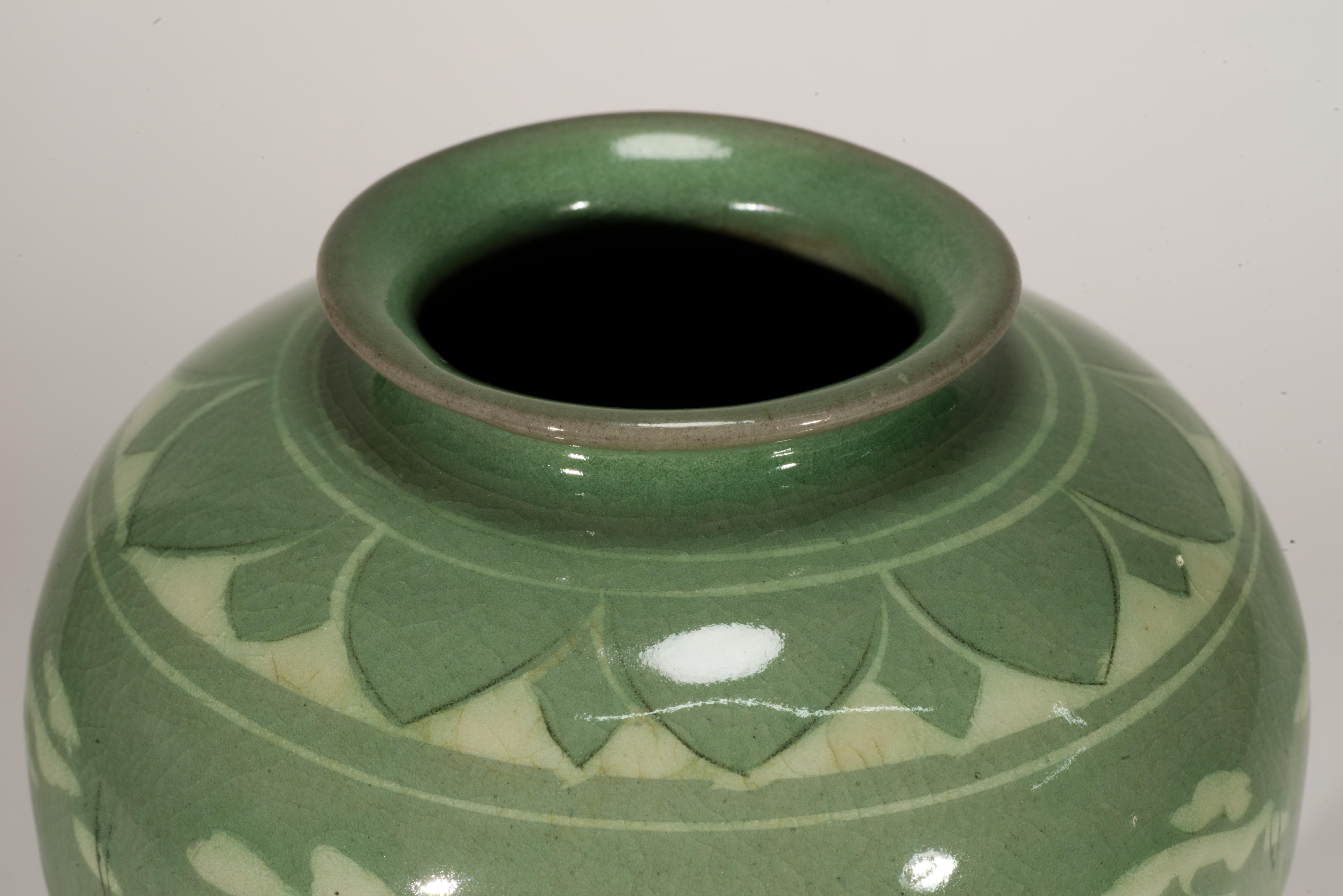 XX secolo Vaso Maebyeong coreano in celadon chiaro, gru volanti e nuvole in vendita