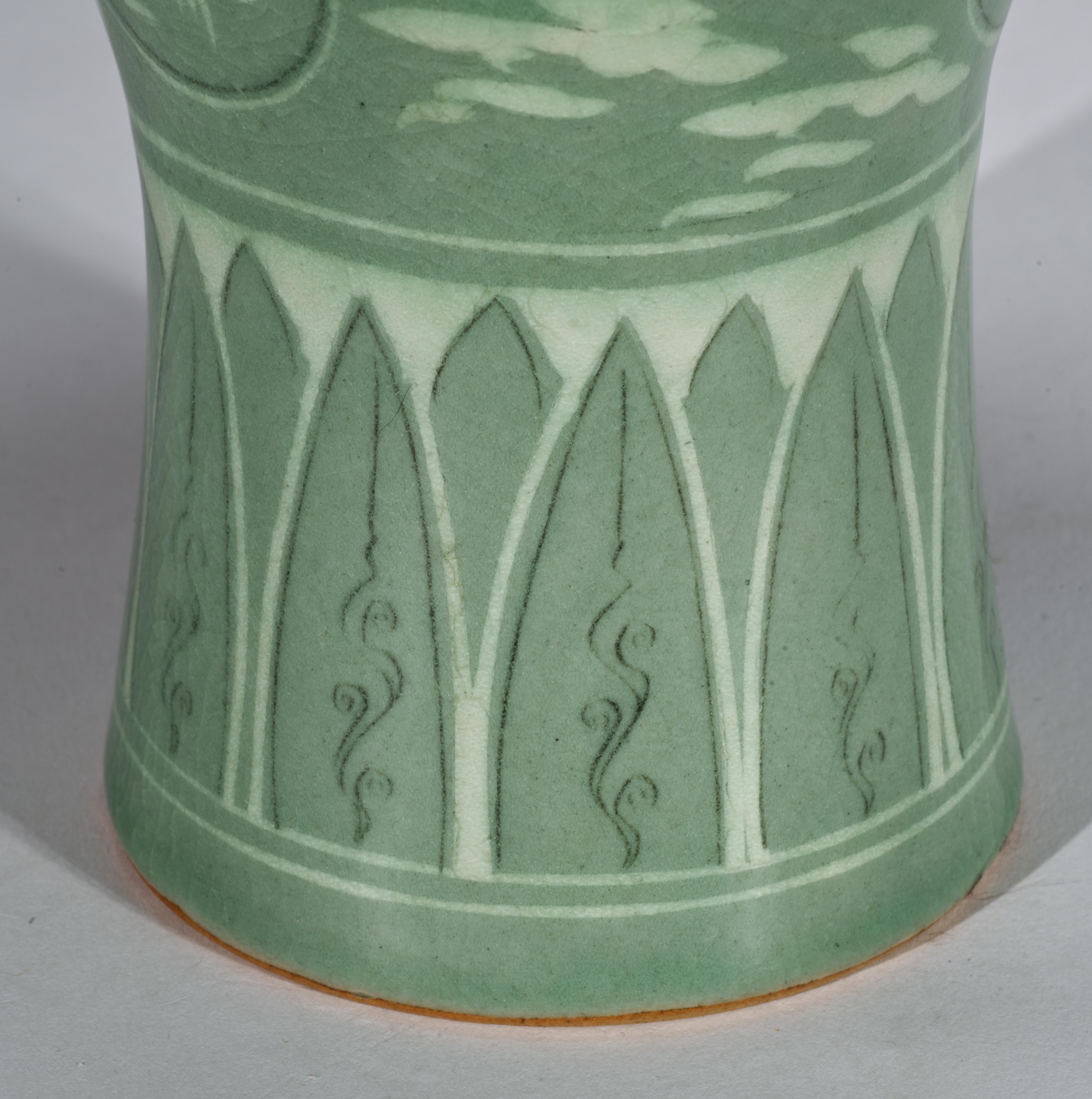 Ceramica Vaso Maebyeong coreano in celadon chiaro, gru volanti e nuvole in vendita