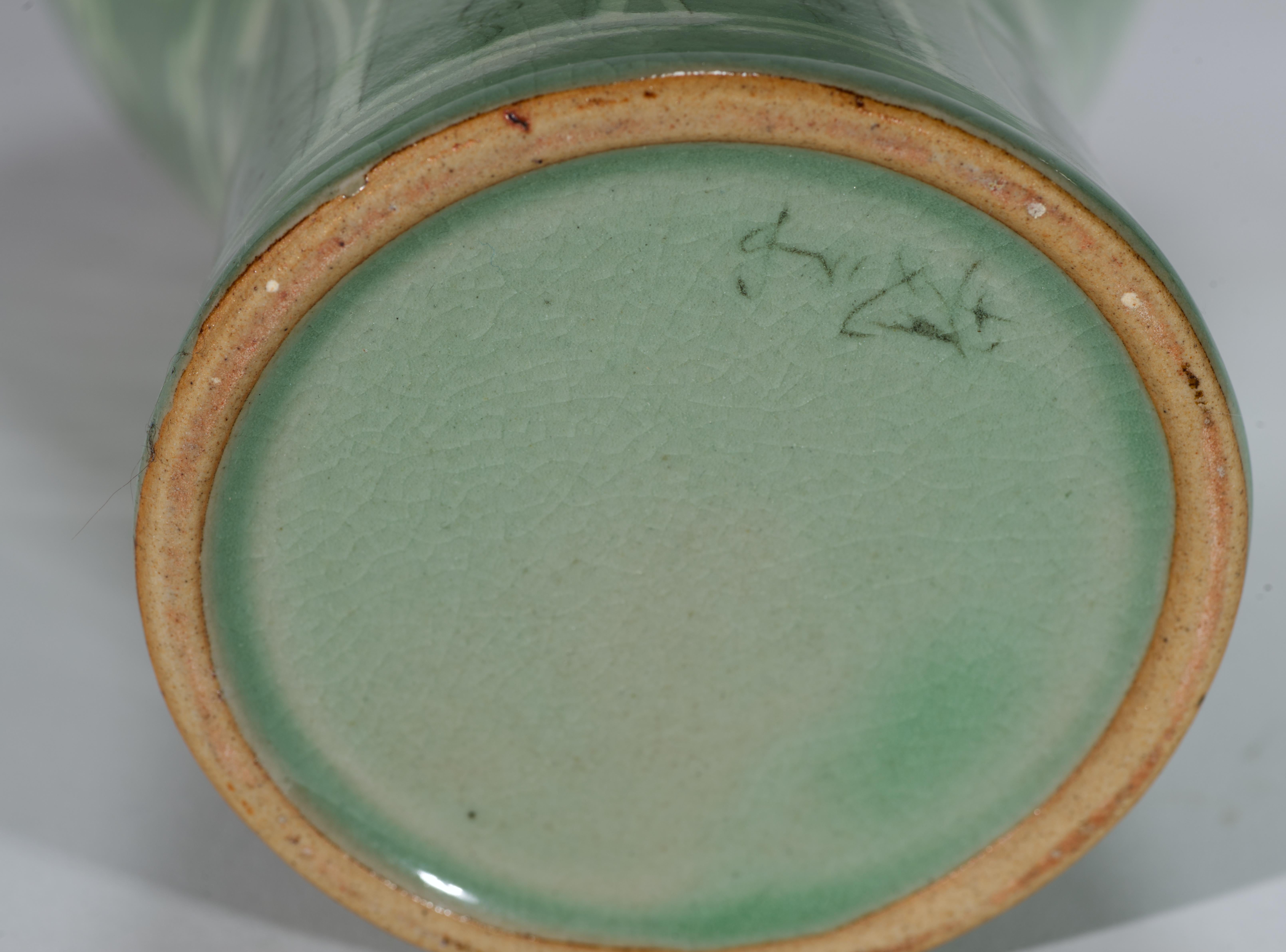 Vaso Maebyeong coreano in celadon chiaro, gru volanti e nuvole in vendita 1