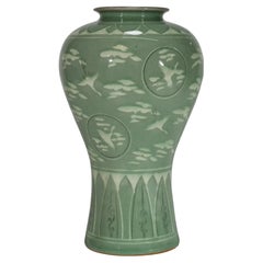 Jarrón coreano Maebyeong de celadón claro, grullas voladoras y nubes