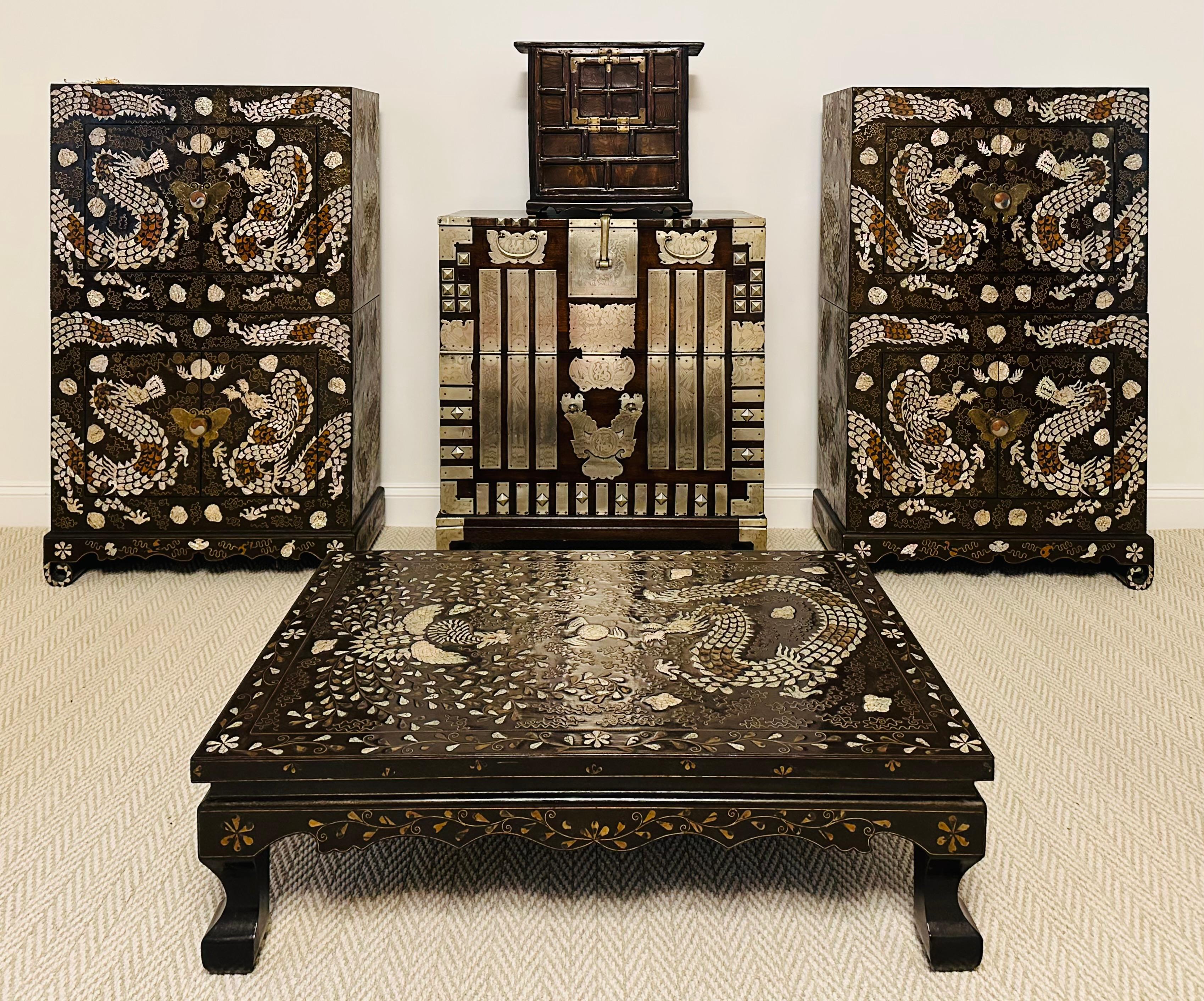 Ein koreanischer, schwarz lackierter Holztisch mit aufwendigen Intarsienarbeiten um die späte Joseon-Dynastie (Ende des 19. bis Ende des 20. Jahrhunderts). Der niedrige Tisch, der von leicht gebogenen Beinen getragen wird, wurde traditionell auf den