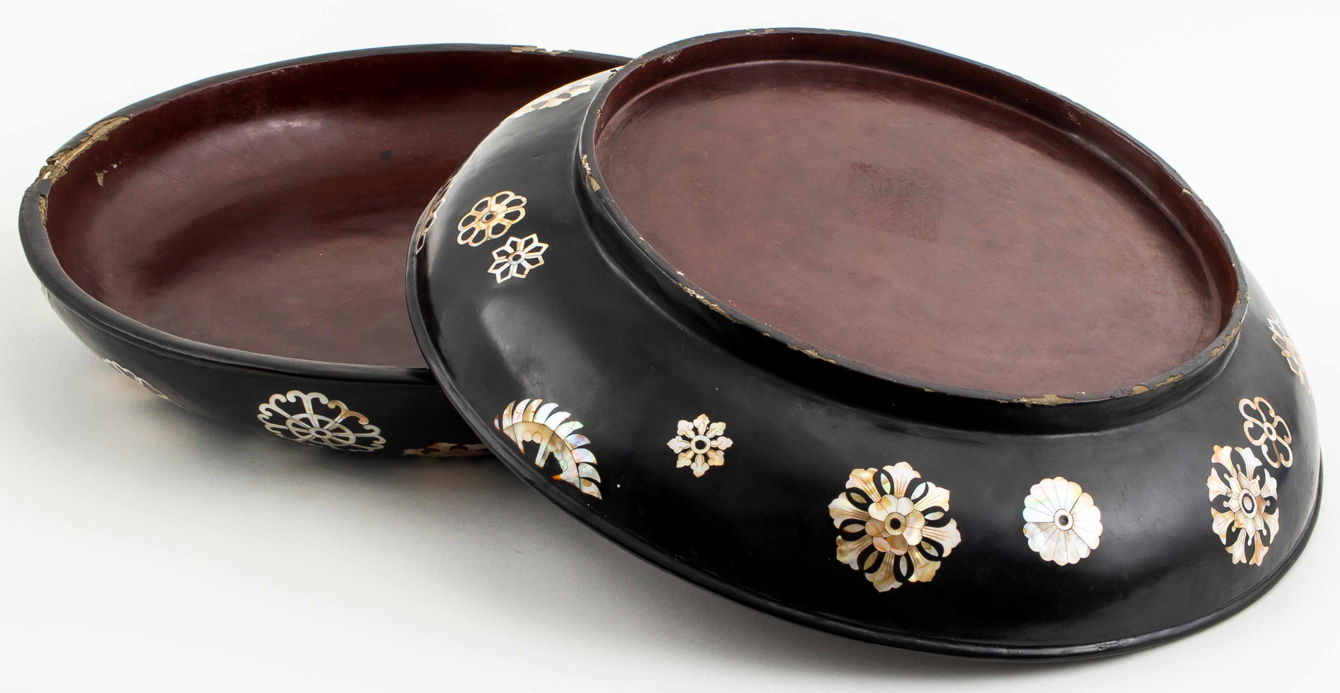 Korean Mother-of-Pearl Inlaid Lacquered Hardwood Lidded Bowl In Good Condition In New York, NY