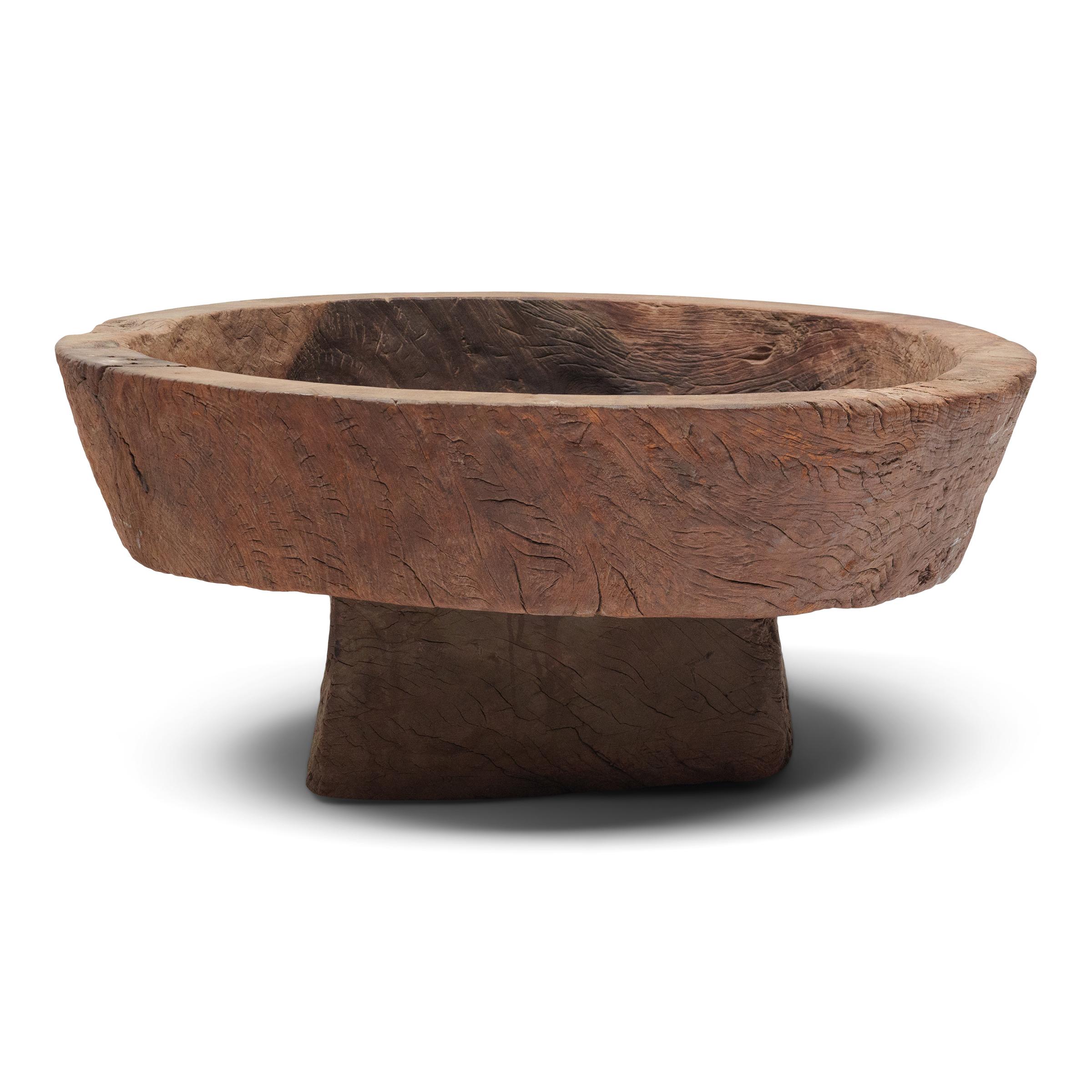 Este primitivo recipiente de madera es un mortero de madera tradicional coreano utilizado para machacar arroz y granos. El mortero, una forma exclusiva de la isla surcoreana de Jeju, se conoce como nambang-ae y tiene una curiosa forma con una cubeta