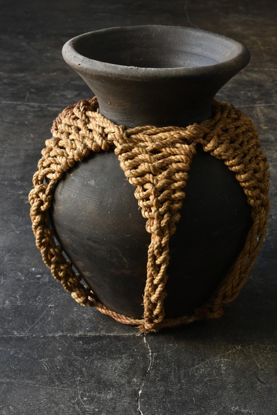 This seems to be an old Korean pottery jar.
In Korea, pots similar to this shape have been made for a long time.
It is thought that this was made by imitating the shape.

And it is this rope that is most attractive.
It is decorative and in