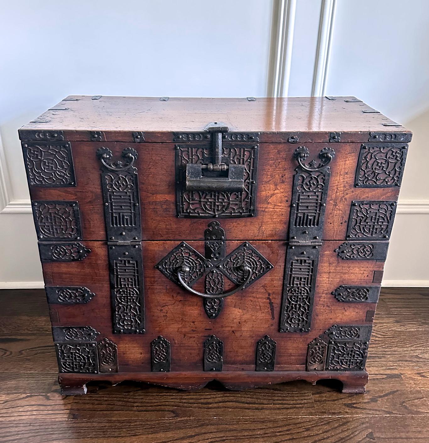An antique Korean wood Bandaji circa 19th century of Joseon Dynasty. Relatively rare, this Bandaji was likely from the southern part of the Pyongan province near Hwanghae province (in nowadays North Korea). A variation of the “Sung Sun I” style
