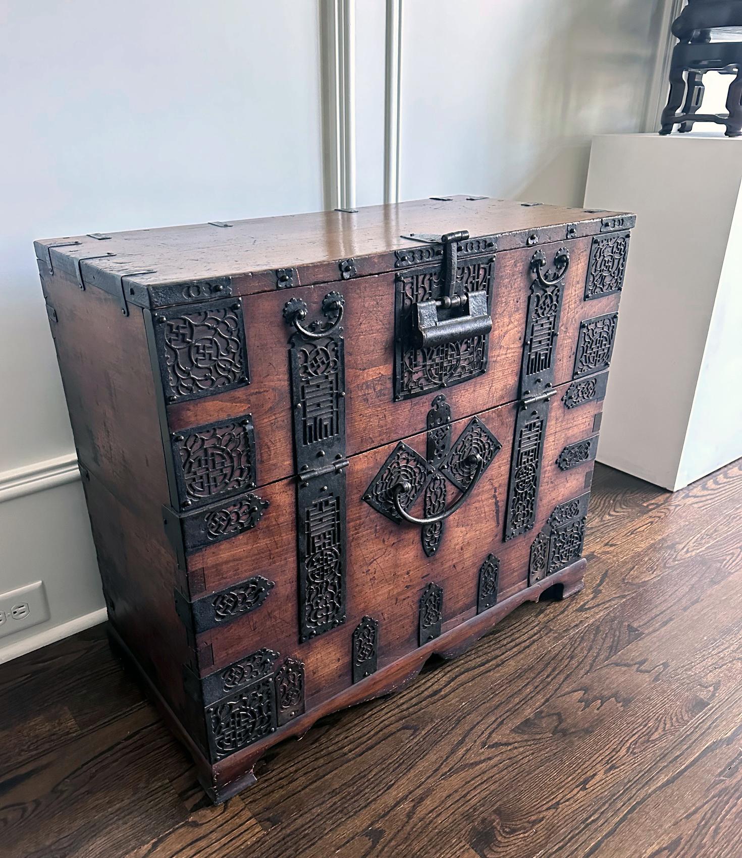 Antique Korean Bandaji Chest Pyongan Do Joseon Dynasty In Good Condition For Sale In Atlanta, GA