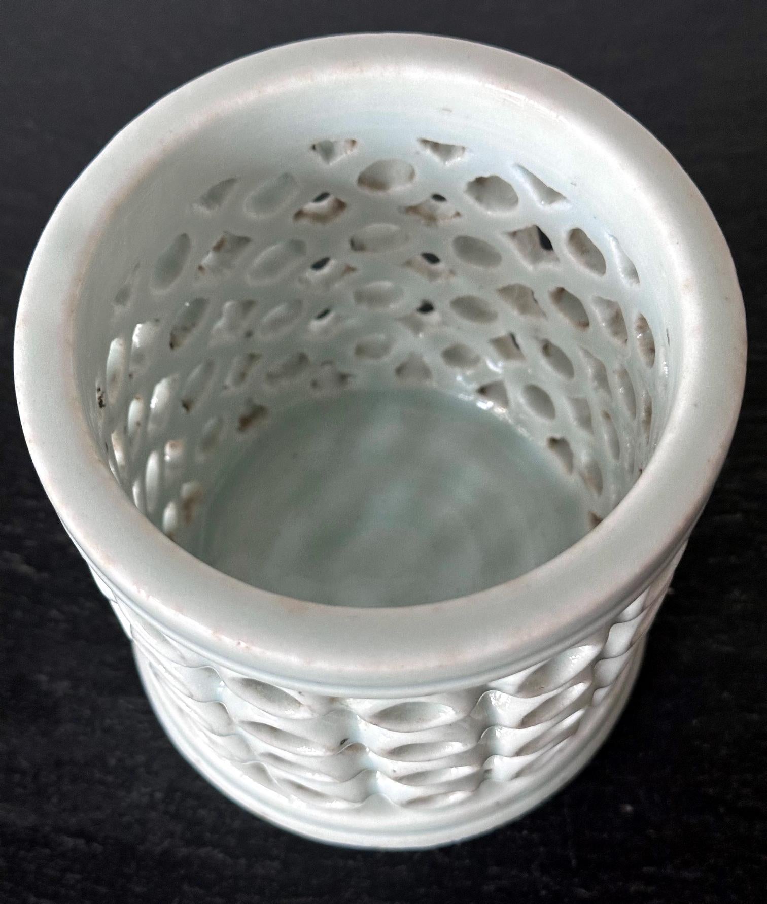 Koreanischer netzförmiger Celadon-Pinselhalter (20. Jahrhundert) im Angebot