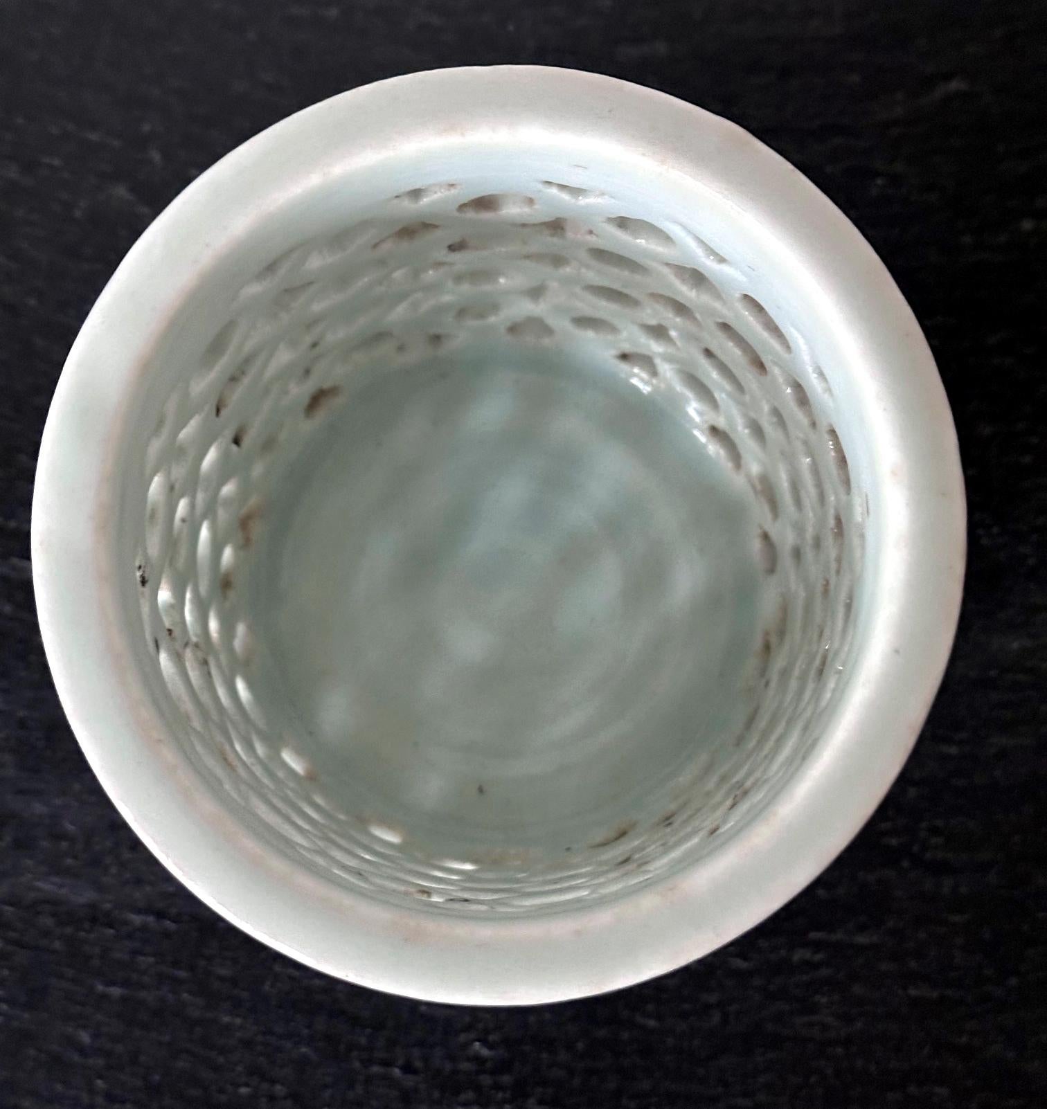 Koreanischer netzförmiger Celadon-Pinselhalter (Keramik) im Angebot