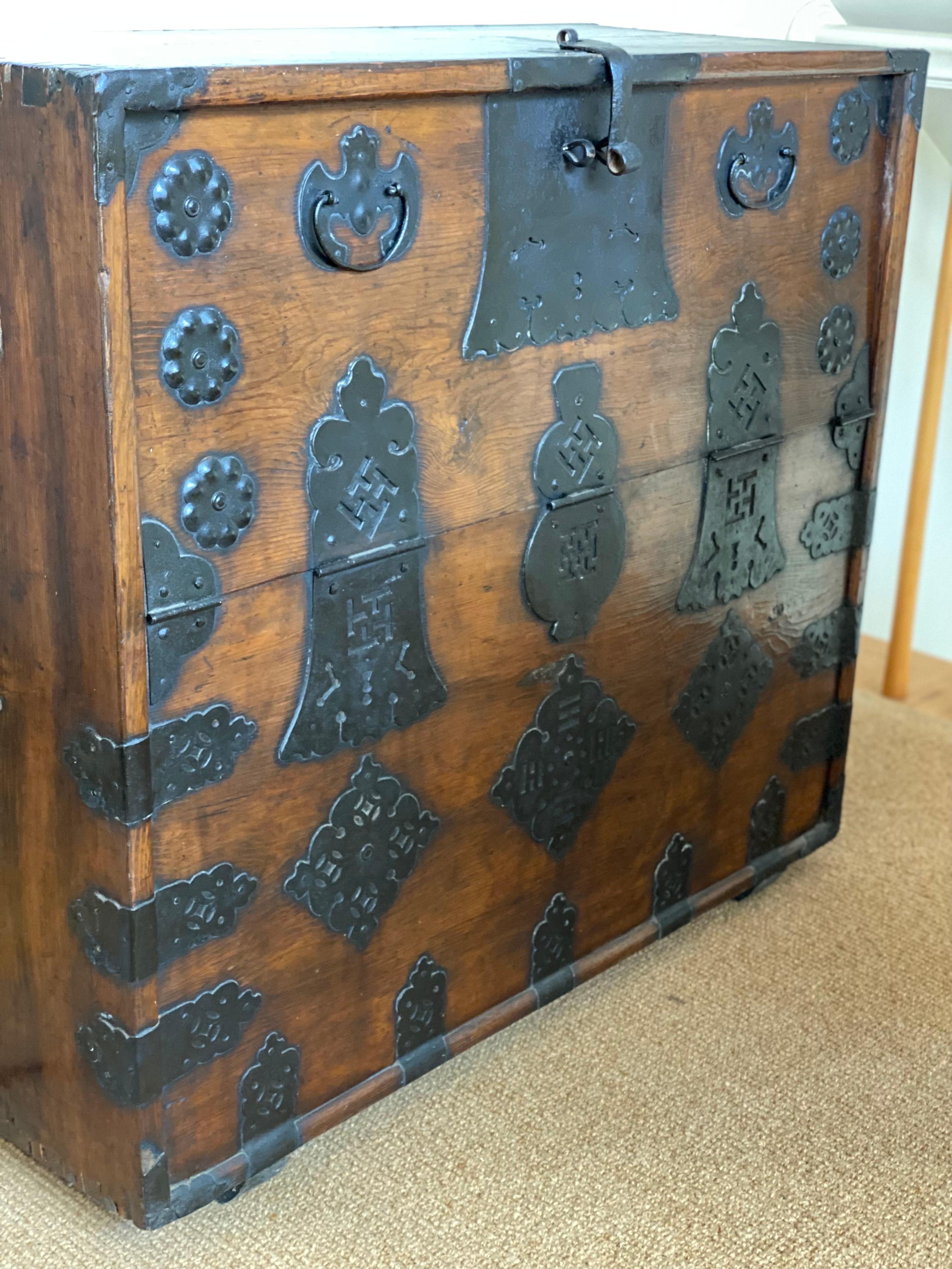 Korean Tansu Elmwood Chest with Iron Hardware, 20th Century For Sale 3