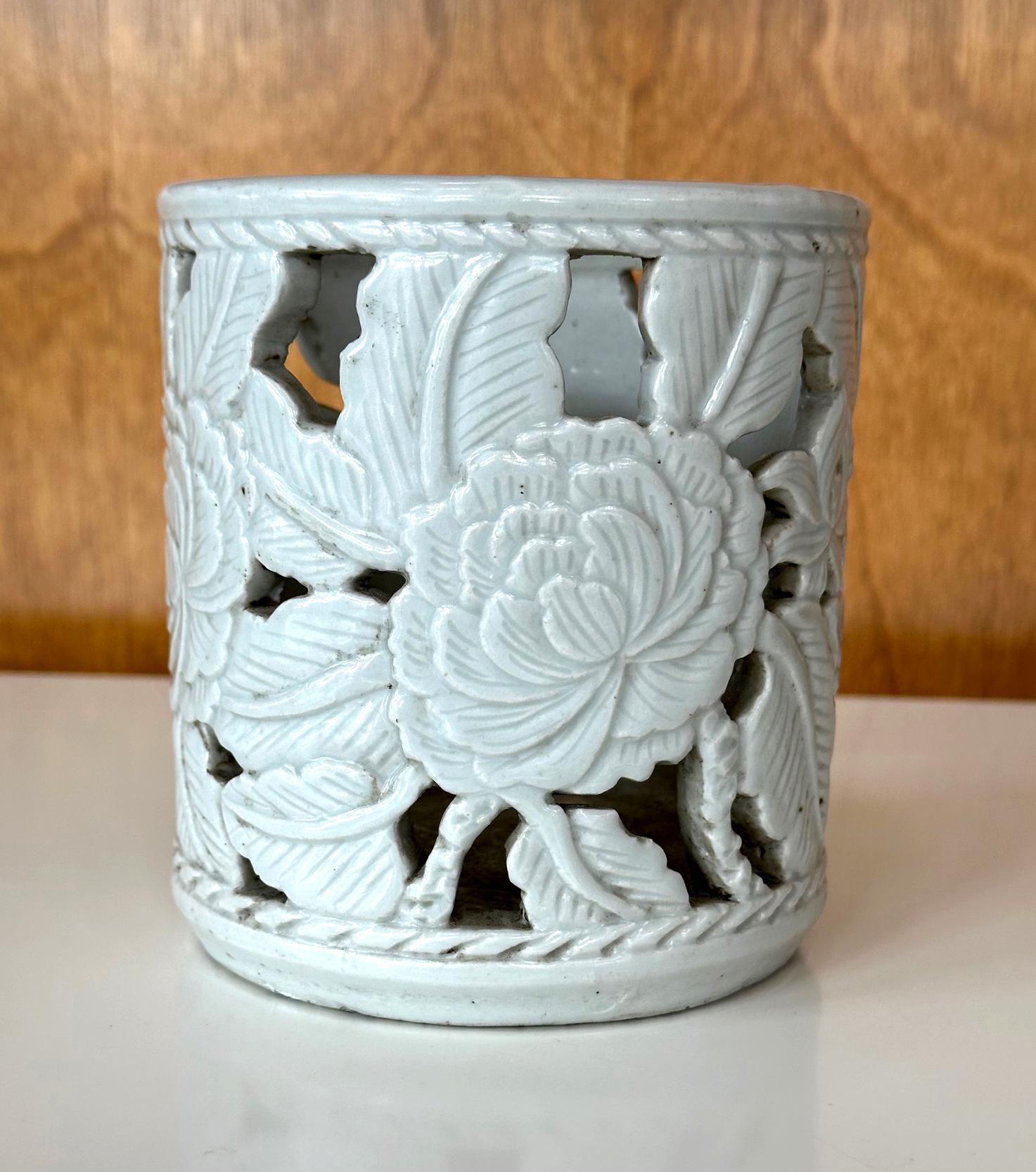 An antique Korean white porcelain brush holder in floral pattern with cutout design from late Joseon dynasty circa 19th century. Cherished by the scholars, this brushpot would grace the desk of the man's study. Bordered by the thin ribboned bands of