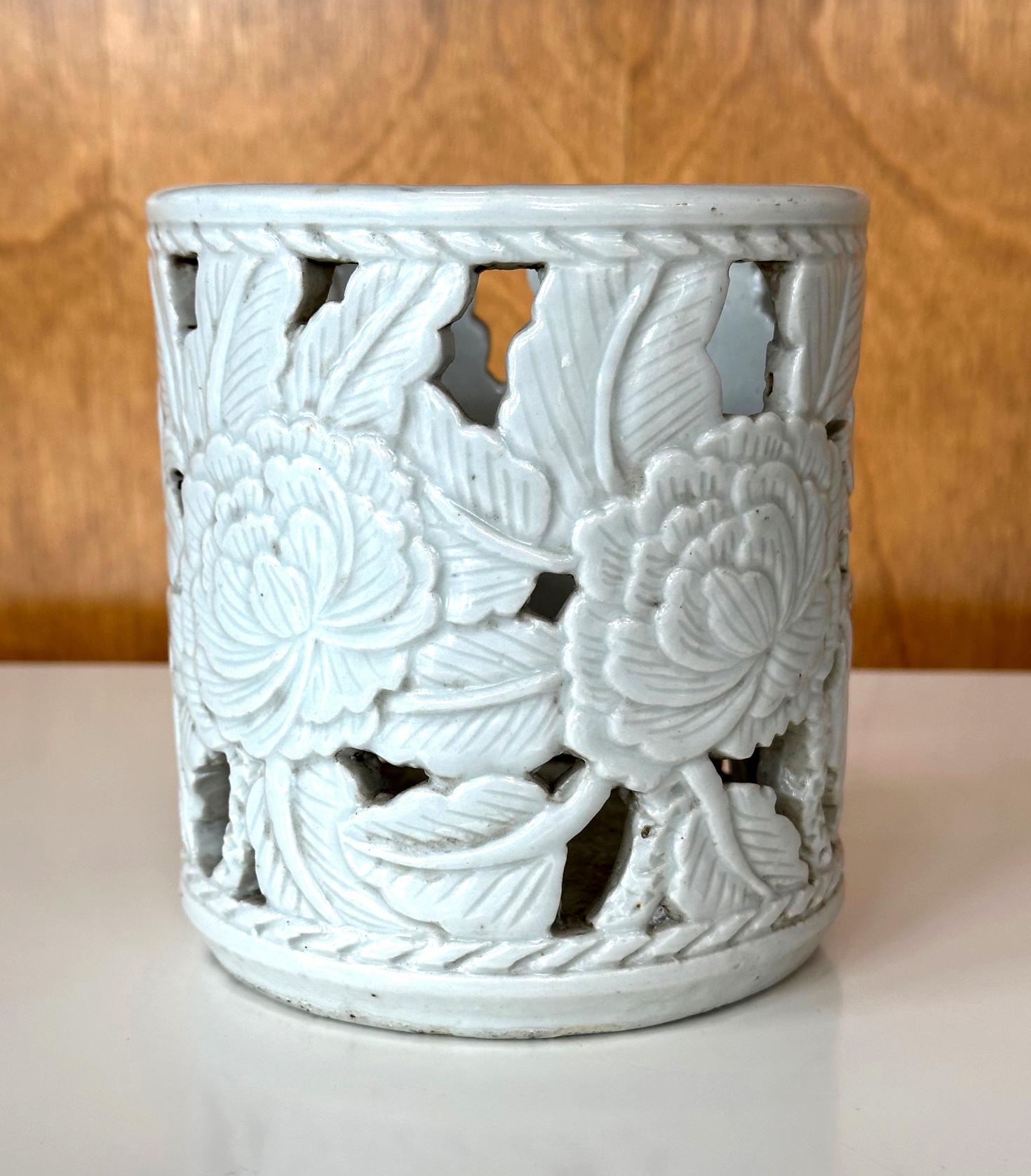 Korean White Ceramic Brush Holder Joseon Dynasty In Good Condition For Sale In Atlanta, GA