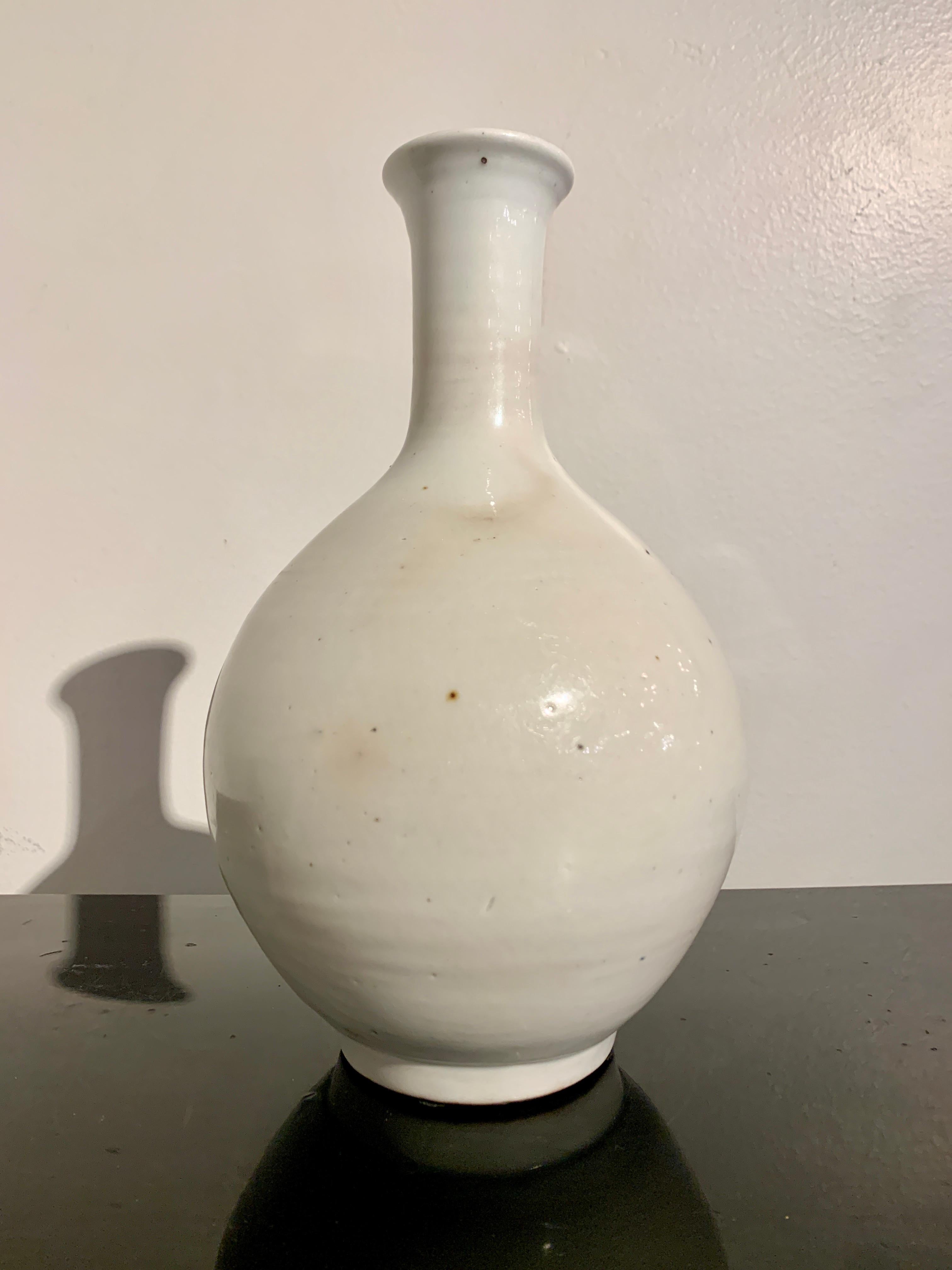 Koreanische weiß glasierte Porzellanflaschenvase aus der Joseon-Dynastie, 18. Jahrhundert im Zustand „Gut“ im Angebot in Austin, TX