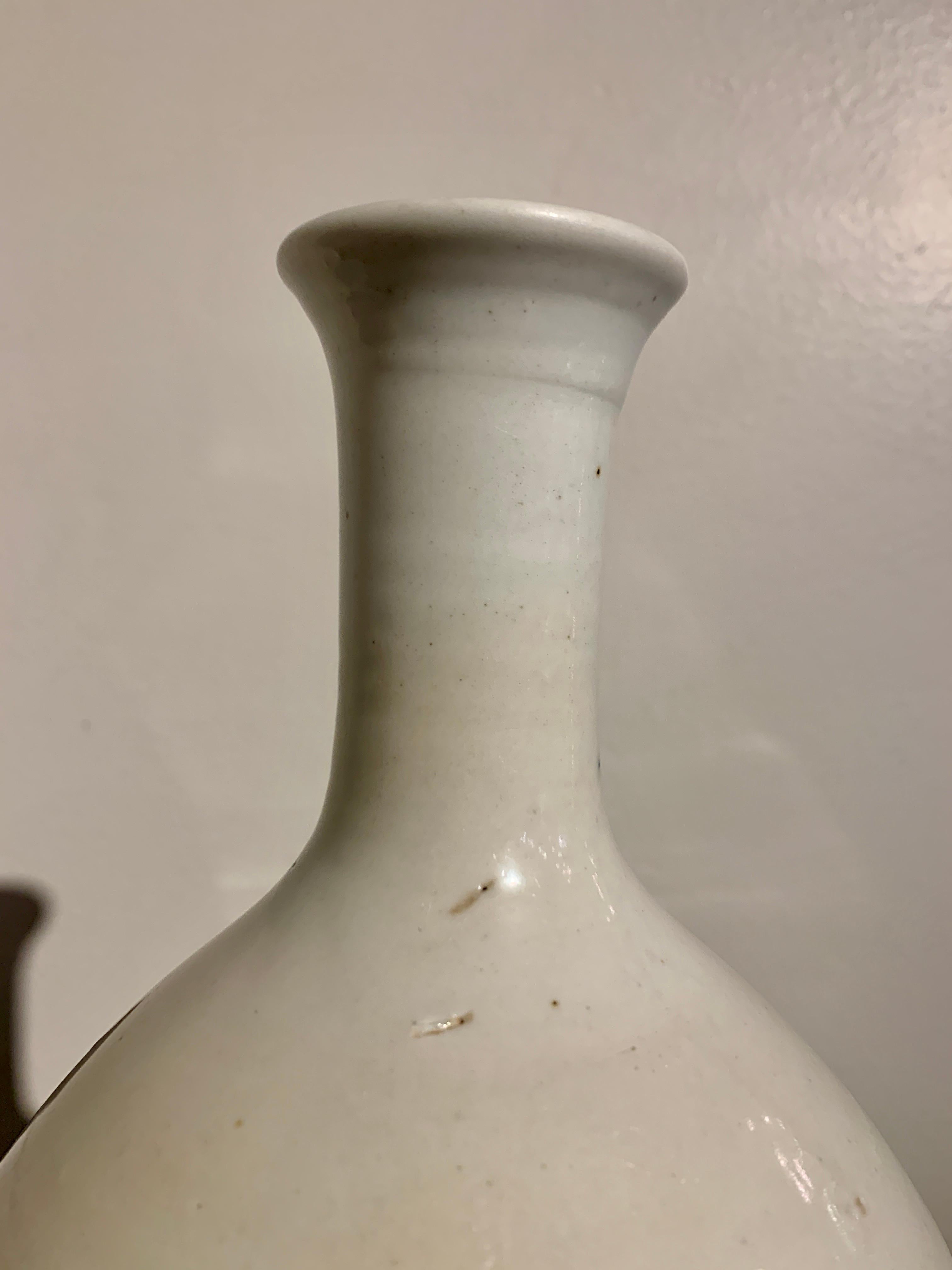 Korean White Glazed Porcelain Bottle Vase, Joseon Dynasty, 18th Century In Good Condition For Sale In Austin, TX