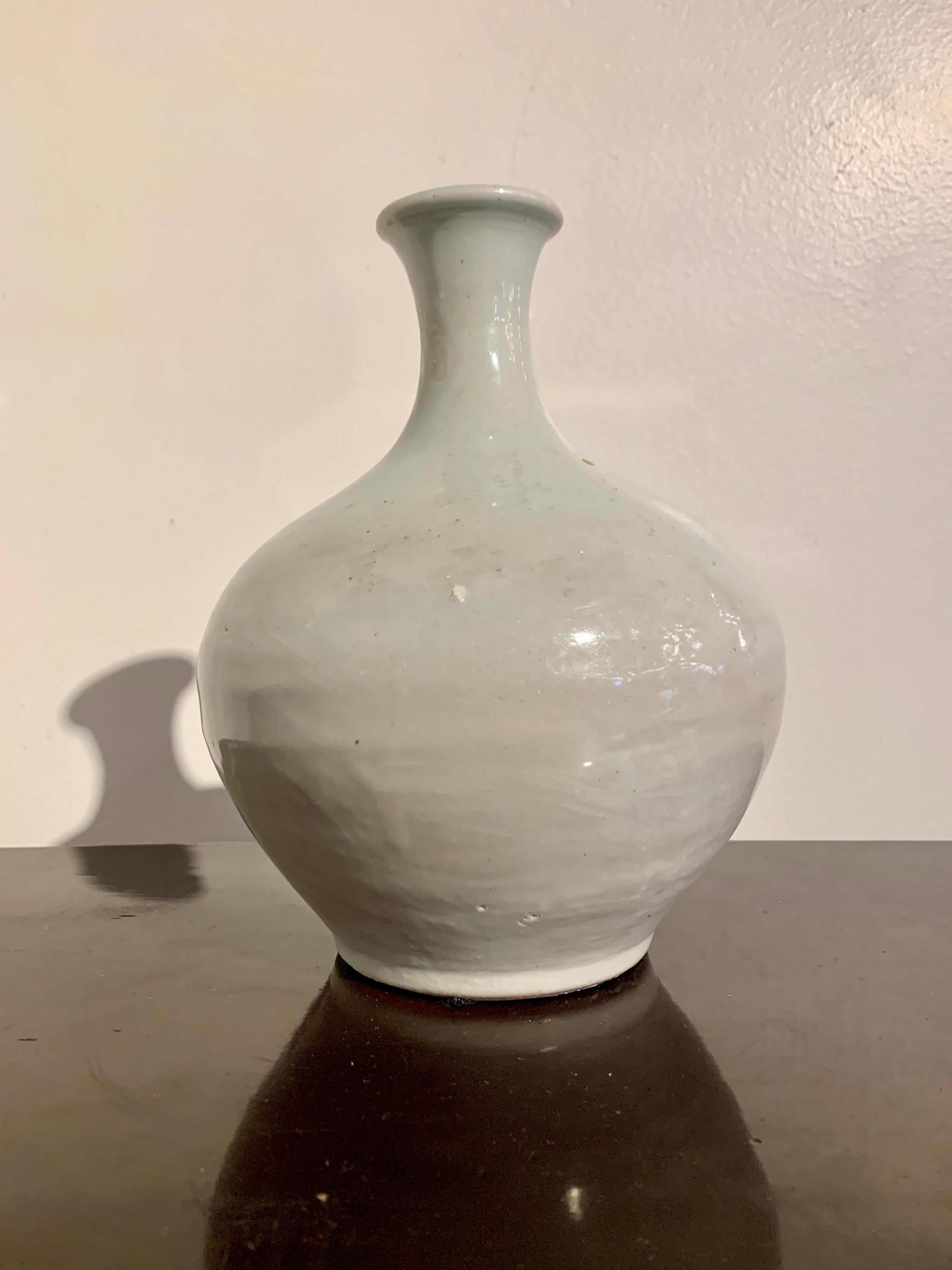 Koreanische weiß glasierte Porzellanflaschenvase aus der Joseon-Dynastie, 19. Jahrhundert, Korea im Zustand „Gut“ im Angebot in Austin, TX