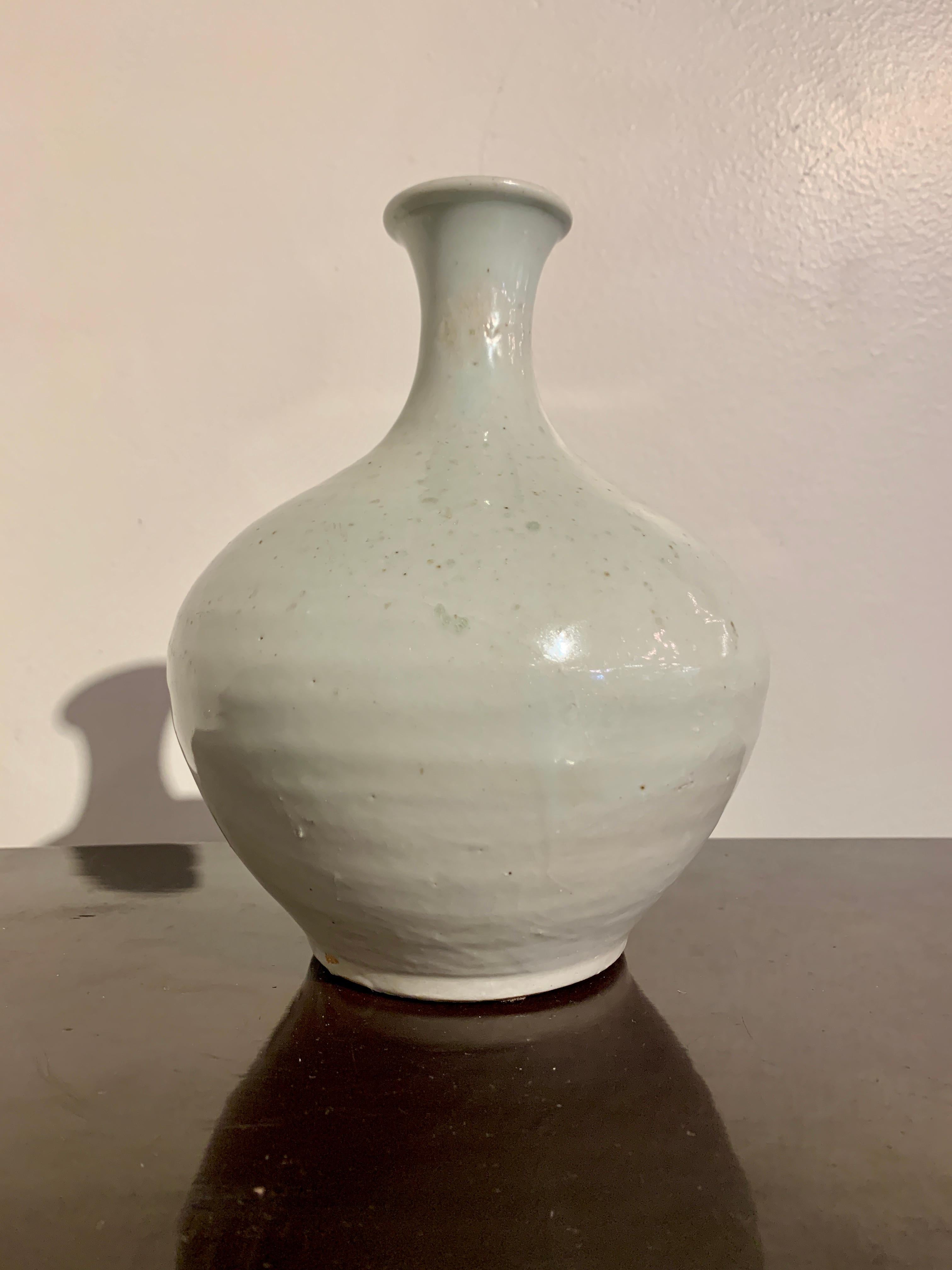 Korean White Glazed Porcelain Bottle Vase, Joseon Dynasty, 19th Century, Korea In Good Condition For Sale In Austin, TX