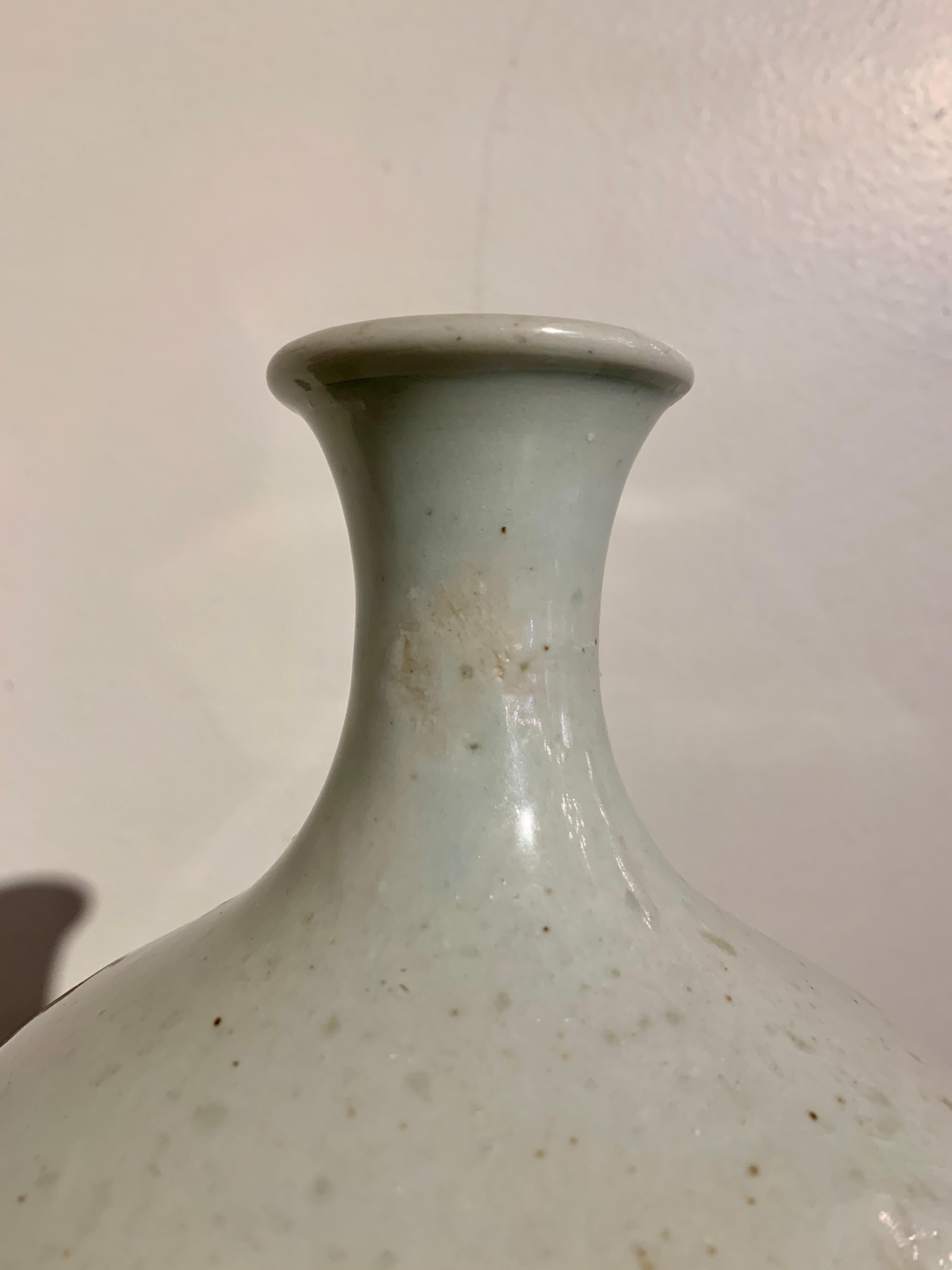 Korean White Glazed Porcelain Bottle Vase, Joseon Dynasty, 19th Century, Korea For Sale 1