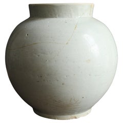 Korean white porcelain round vase / Joseon Dynasty / 18th century