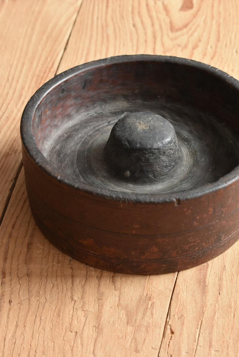 A wooden ashtray made around the 19th century in the late Joseon Dynasty in South Korea.
During the Joseon Dynasty, stone, brass and wooden ashtrays were made.
This is in relatively good condition.
The concentric potter's wheel design peculiar to