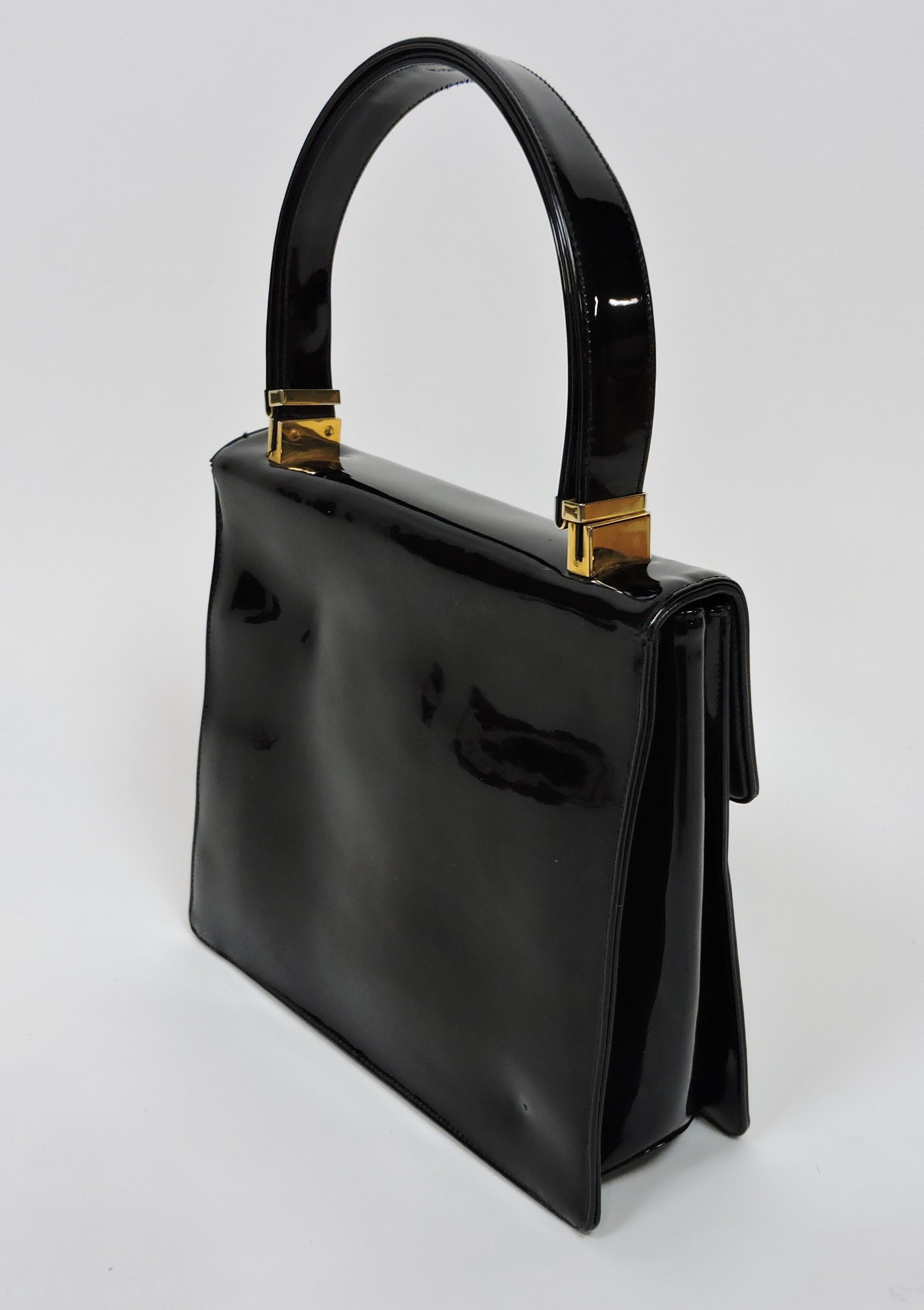 Bolso o bandolera Koret Mid-Century Modern de charol negro y latón Cuero en venta