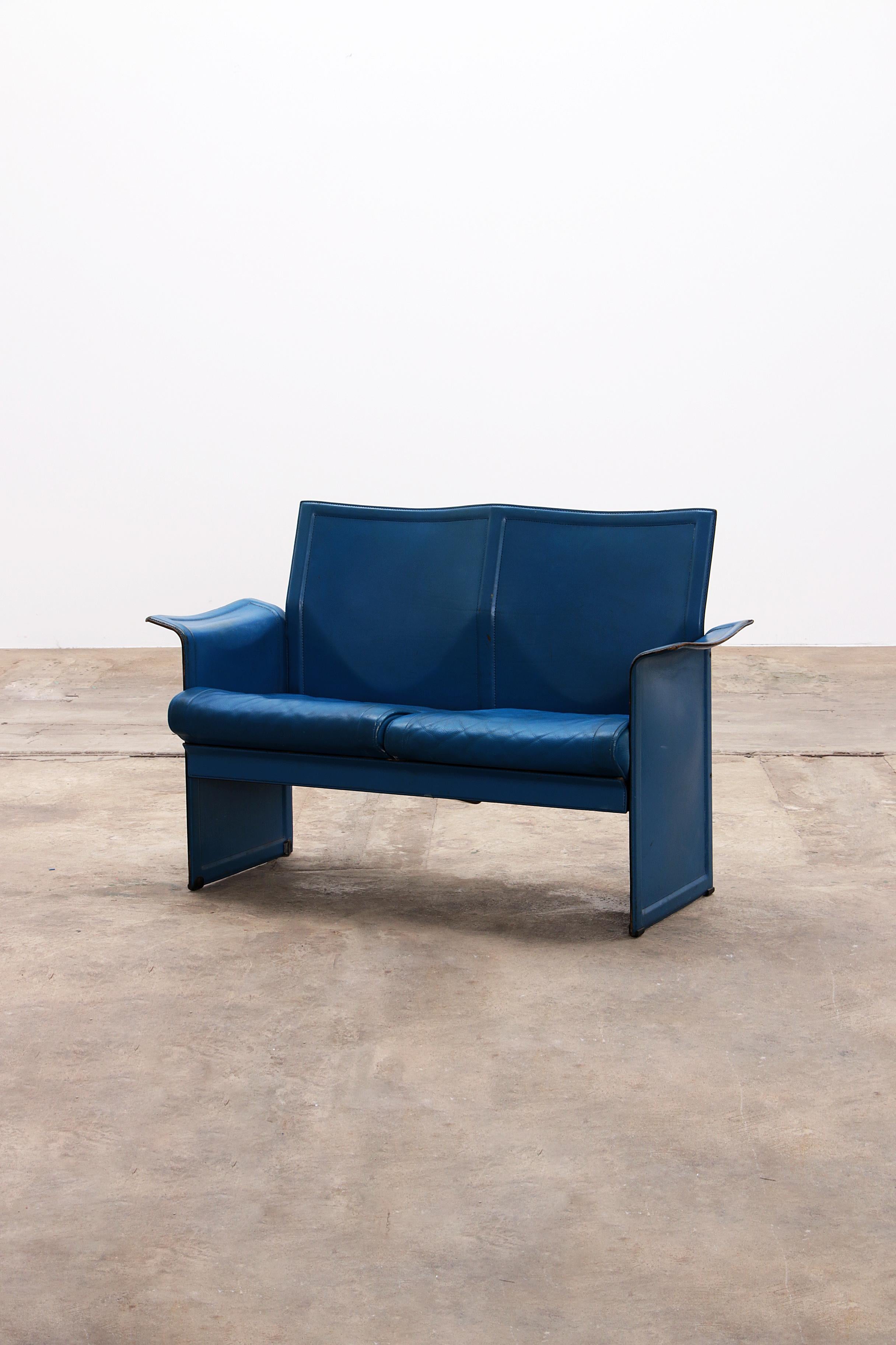 The series designed by Tito Agnoli for Matteo Grassi

in the 1970s is an absolutely timeless design that still fits in every living room today. This blue leather 2 seater is in very good condition.

The leather of the frame, as well as the seat