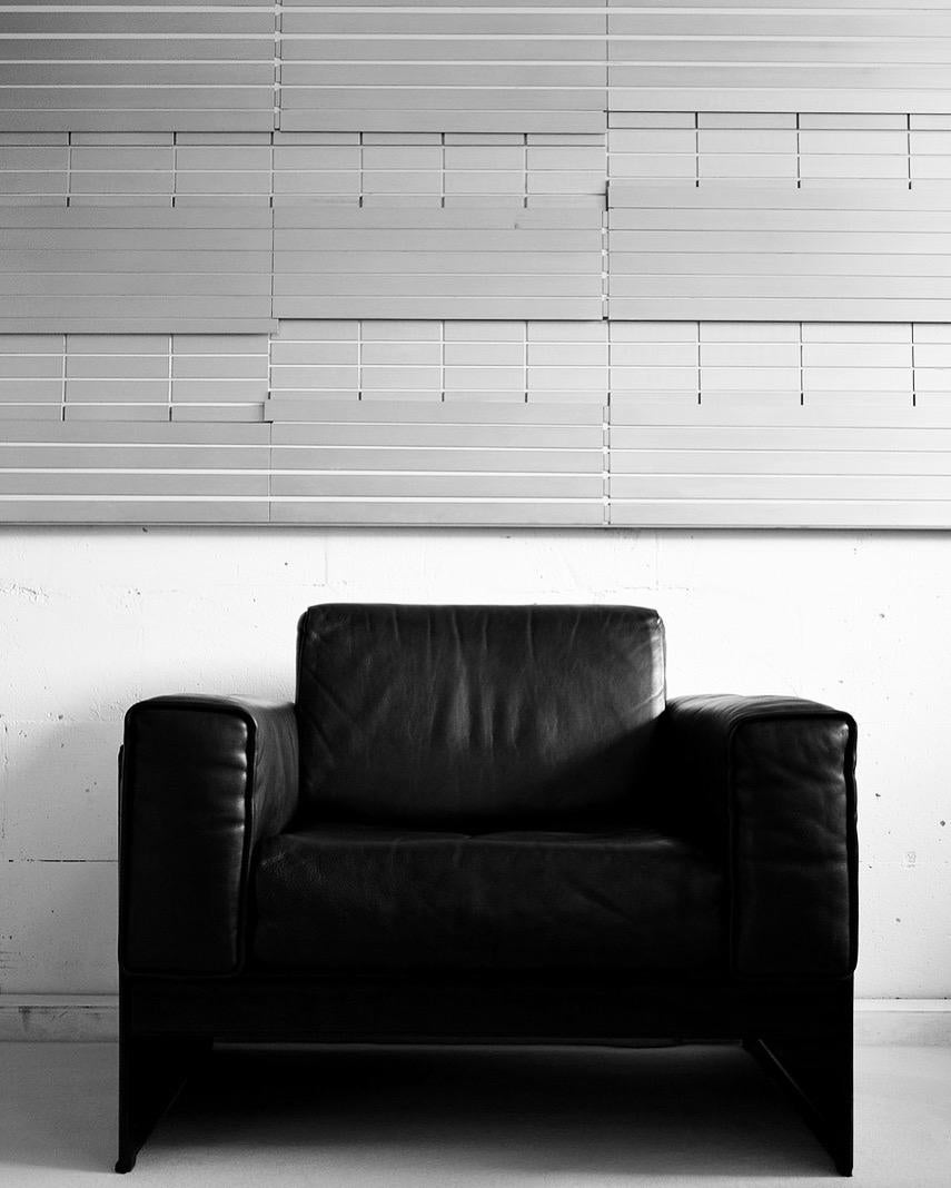 Elegante Matteo Grassi Korium Lounge Sessel aus schwarzem Leder, entworfen von Tito Agnoli im Jahr 1980. Der Stahlrahmen ist mit schwarzem Kutschenleder und die Kissen mit weichem, bequemem schwarzem Leder bezogen.

Abmessungen: B.95 x T.86 x H.76