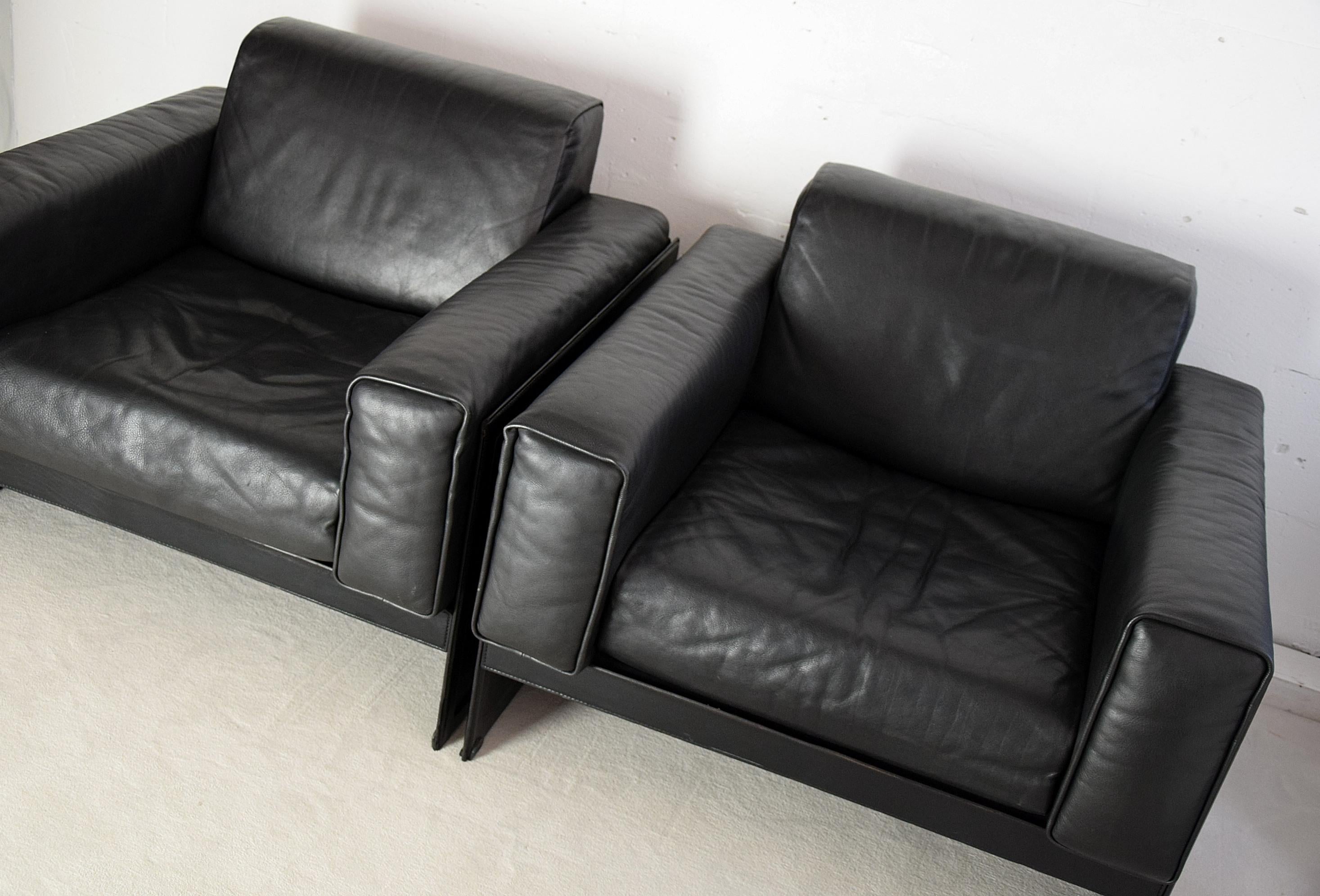 Post-Modern Pair of Korium Black Leather Lounge Chairs by Tito Agnoli for Matteo Grassi For Sale