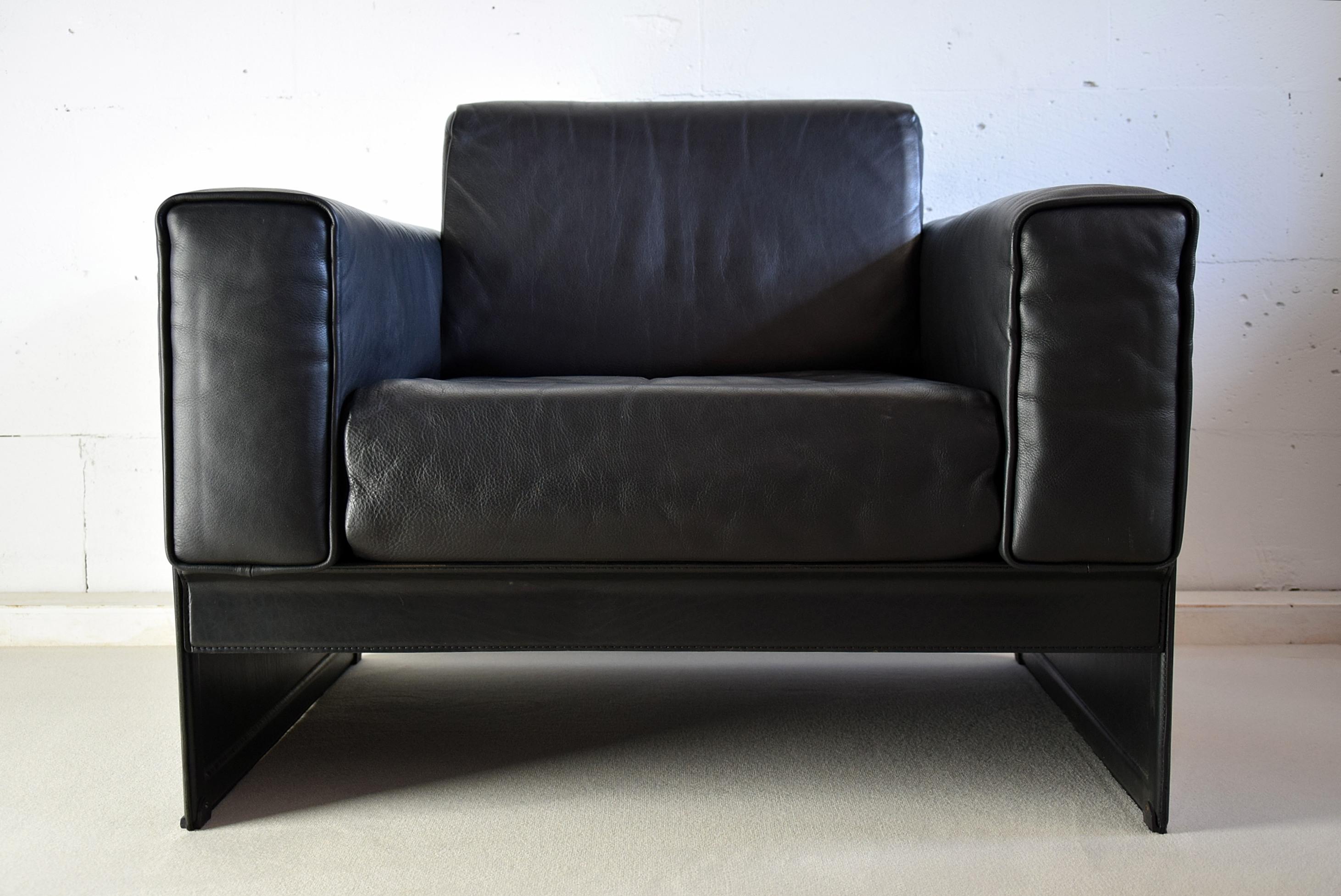 Paar Korium-Loungesessel aus schwarzem Leder von Tito Agnoli für Matteo Grassi im Angebot 3