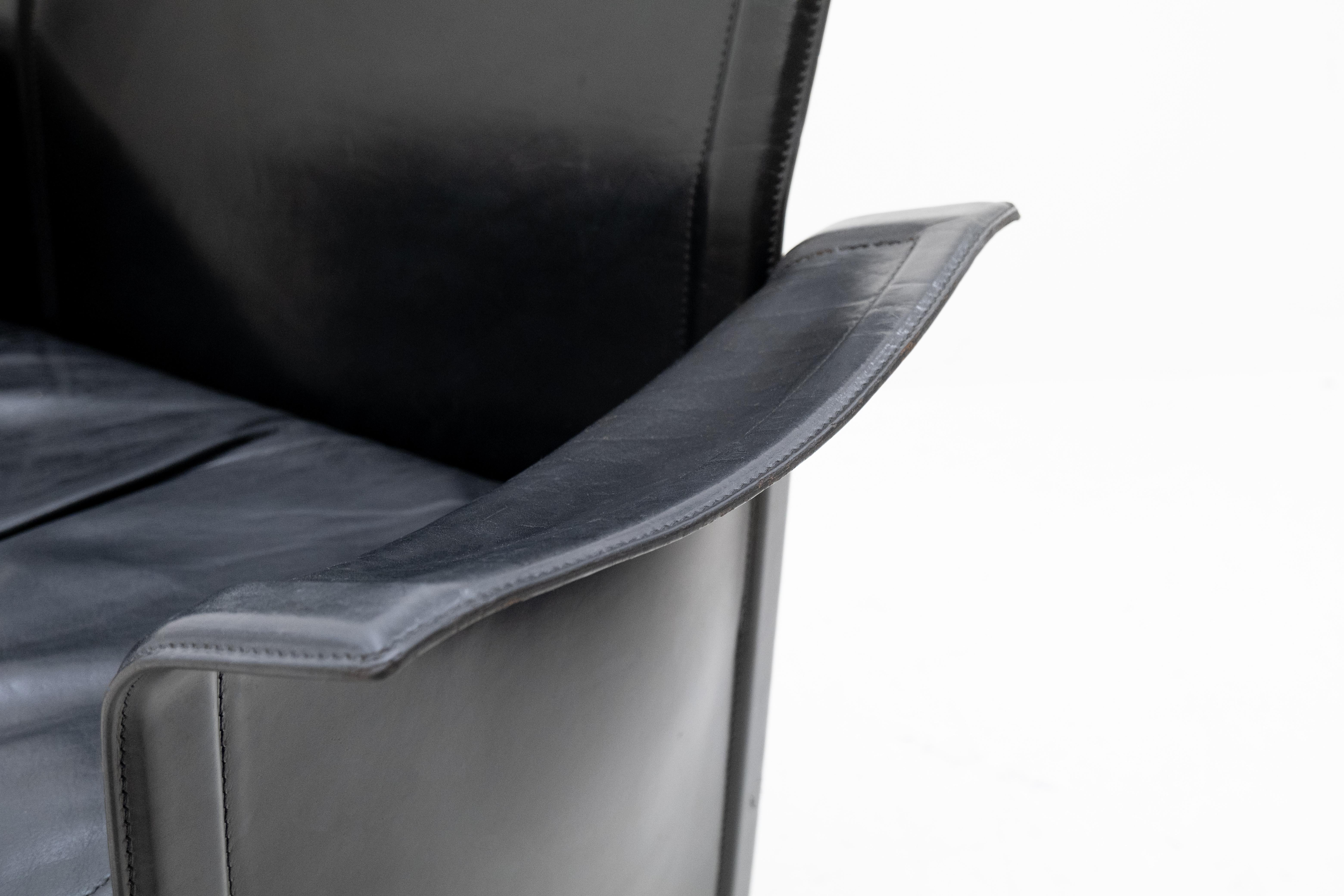 Very nice black stich leather armchair. Design by Tito Agnoli for Matteo Grassi.
Model Korium. 1980s good seating comfort. Nice Italian design.