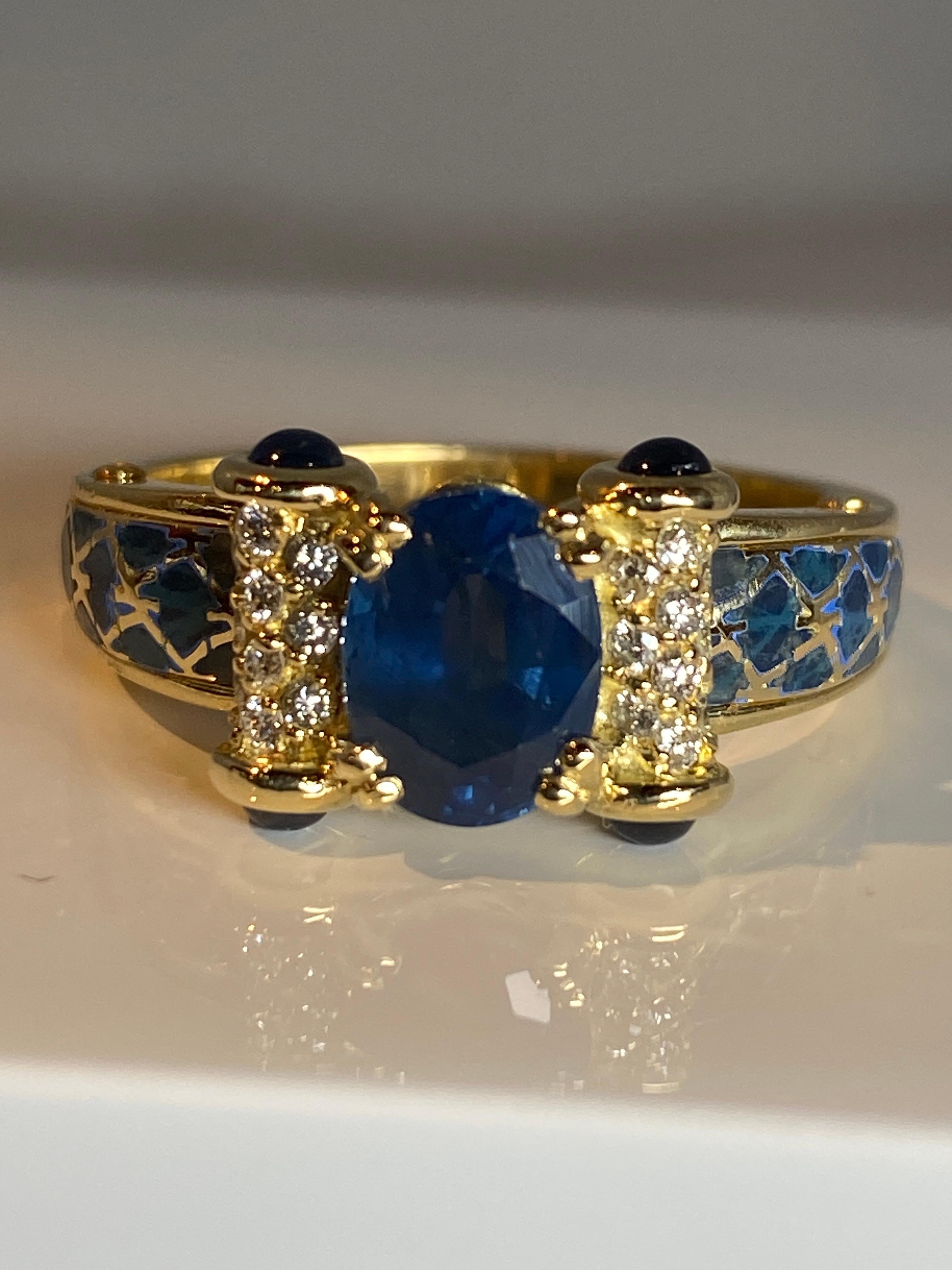 KORLOFF Ring aus 18 Karat Gold: Saphire, Diamanten, blaue Emaille (Ovalschliff) im Angebot