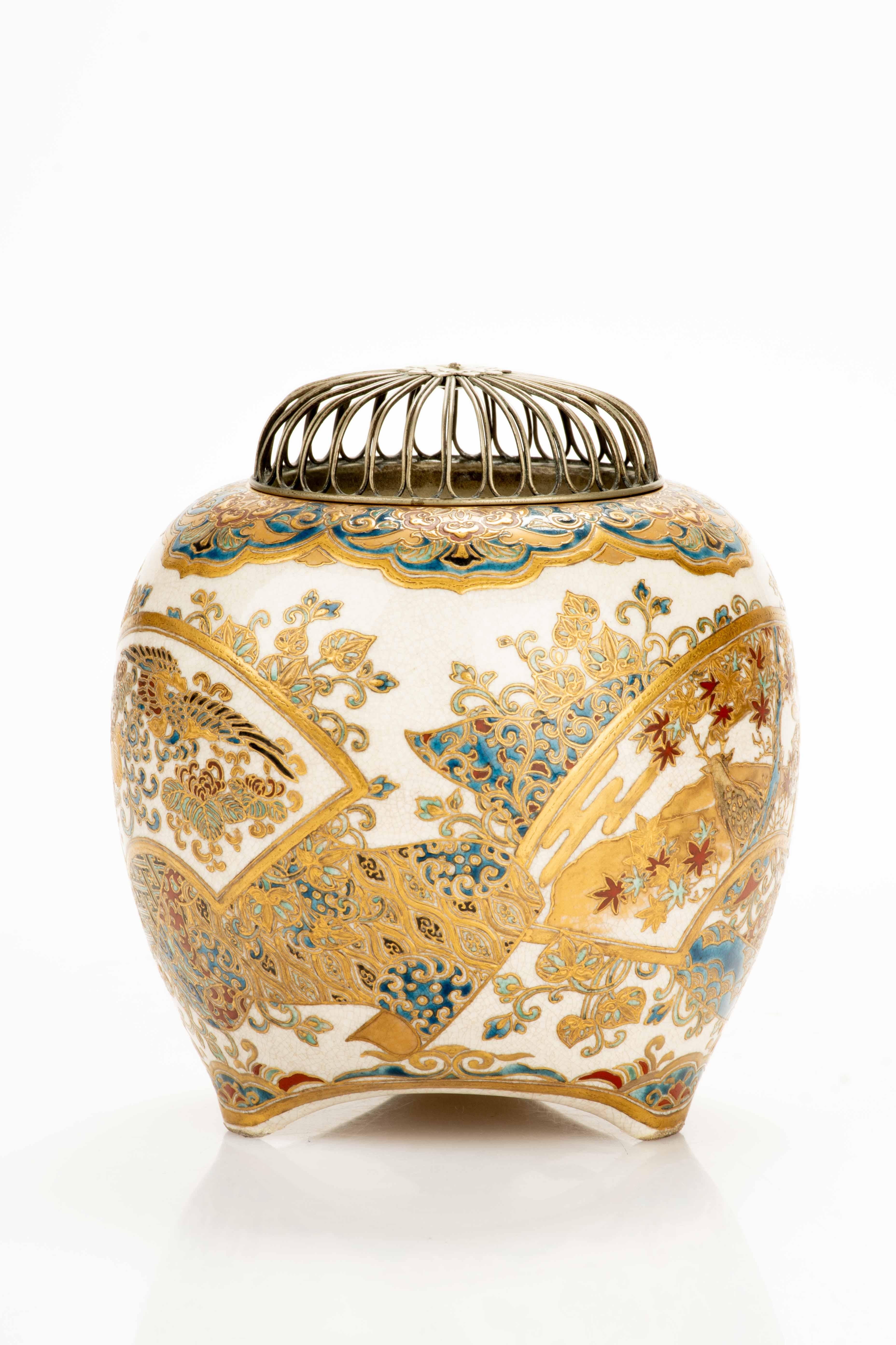 Un elegante koro gosu blu Satsuma, poggiante su tre piedini, con coperchio traforato. Le tre riserve a forma di ventaglio sono impreziosite da dettagli naturalistici. 
Firmato sotto la base.

Periodo: Meiji fine XIX sec.
Dimensioni: 14 x 12,5