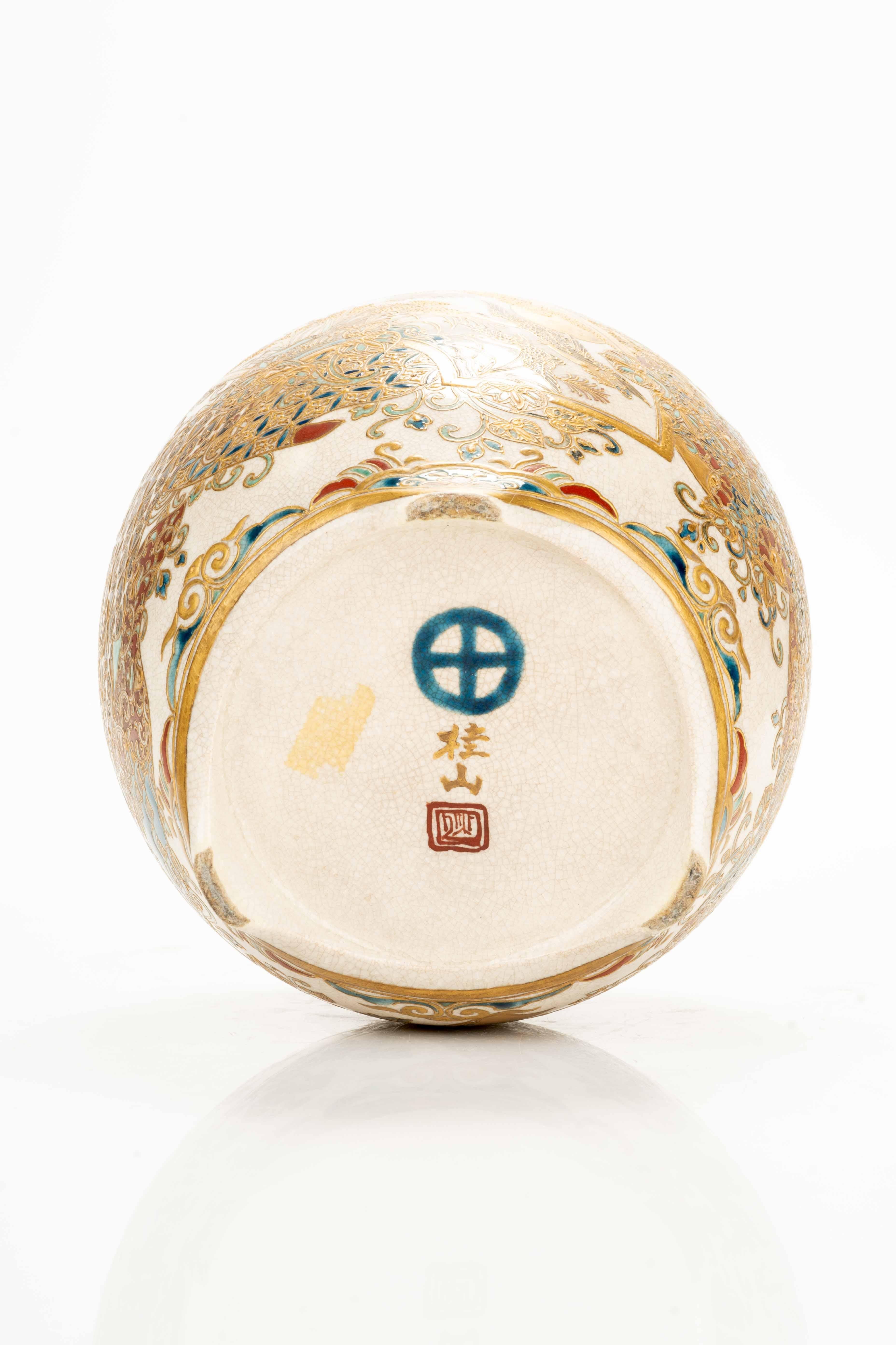 Ceramica Koro gosu blu Satsuma impreziosito da dettagli naturalistici in vendita