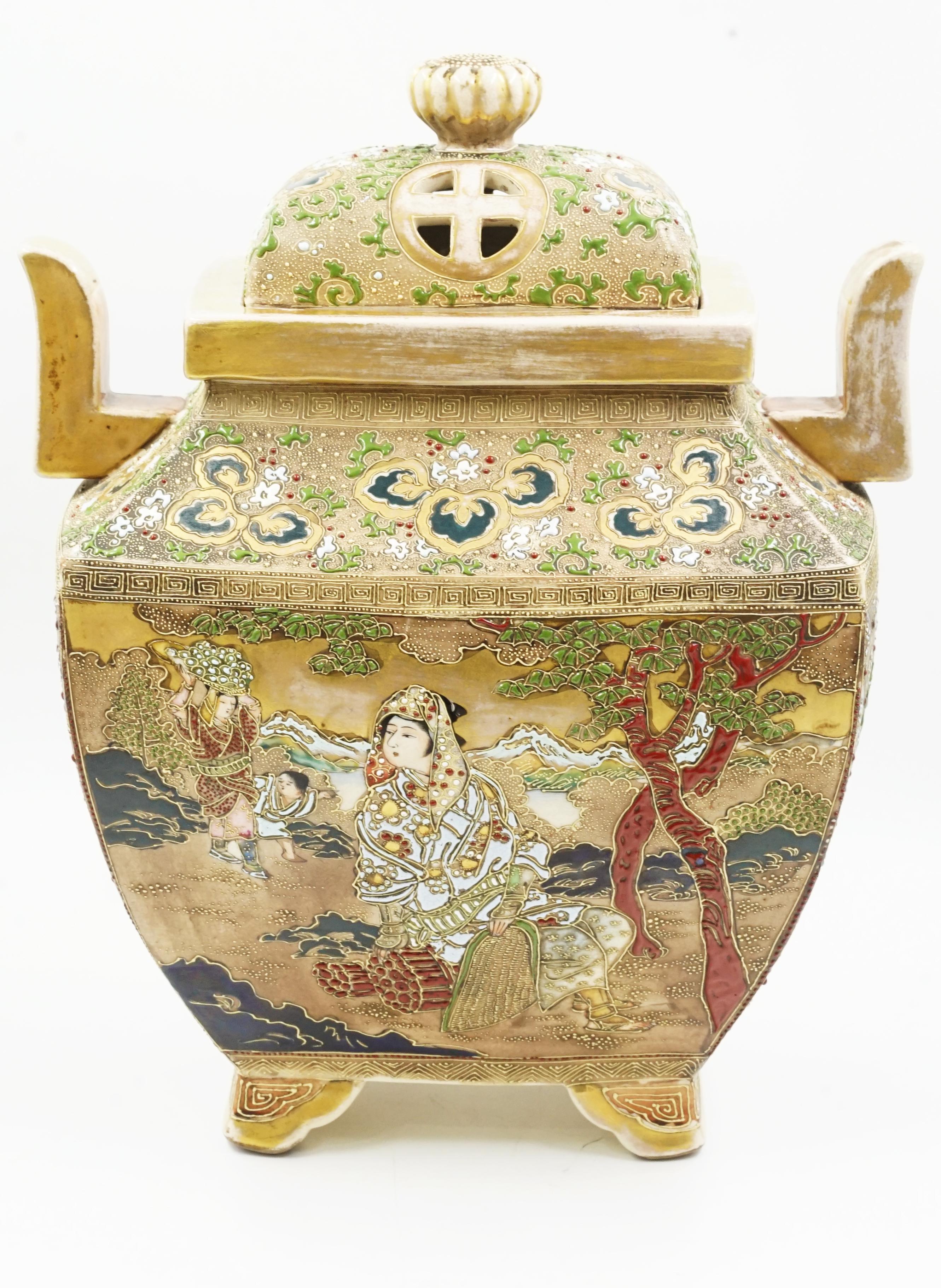 Koro Satsuma Japanische Keramik
Japanische glasierte Keramik in verschiedenen Farben
Meiji-Stil CIRCA 1940 Herkunft Japan
Auf seiner Vorder- und Rückseite sind traditionelle Bilder gemalt.
Der Zweck dieser Keramik war es, Weihrauch zu verbrennen.
Es