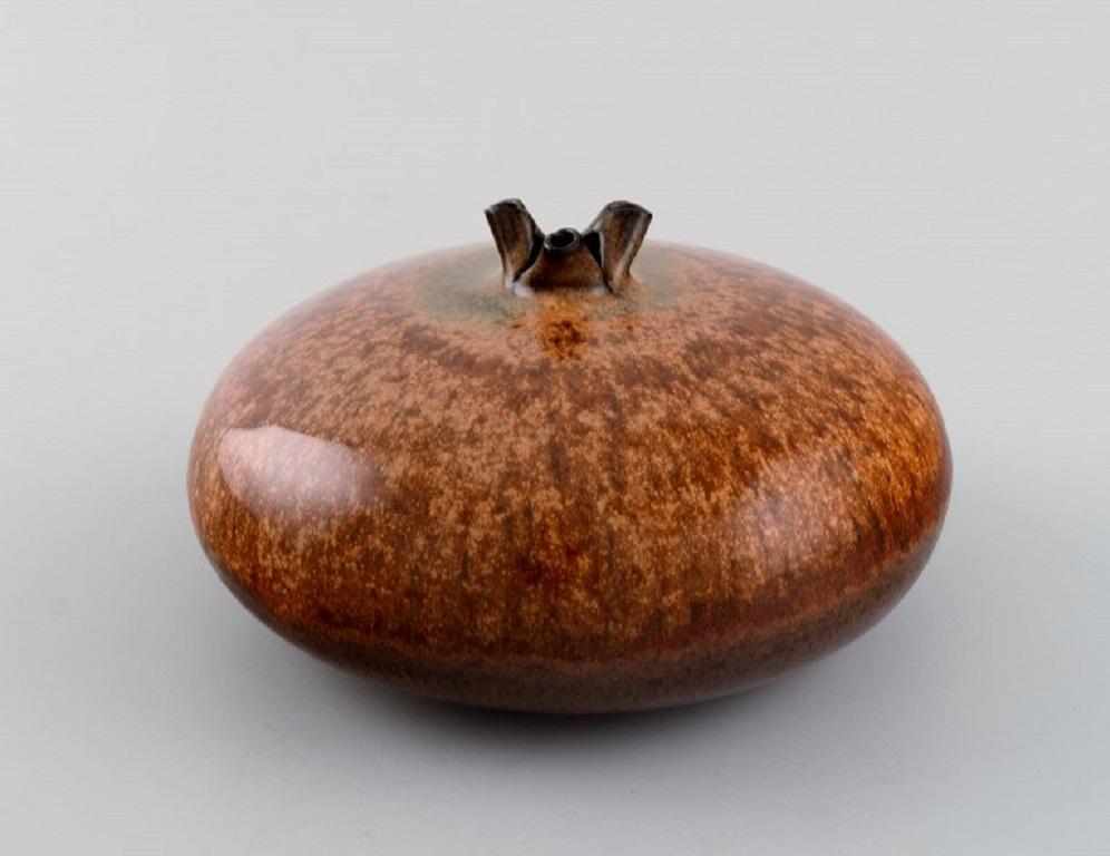 Körting-Keramik. Einzigartige runde Vase aus glasiertem Steingut. 
Schöne Glasur in rötlichen Brauntönen. 
Deutschland, Mitte des 20. Jahrhunderts.
Maße: 15 x 8,5 cm.
In ausgezeichnetem Zustand.
Gestempelt.

Im Jahr 1949 übernahmen der