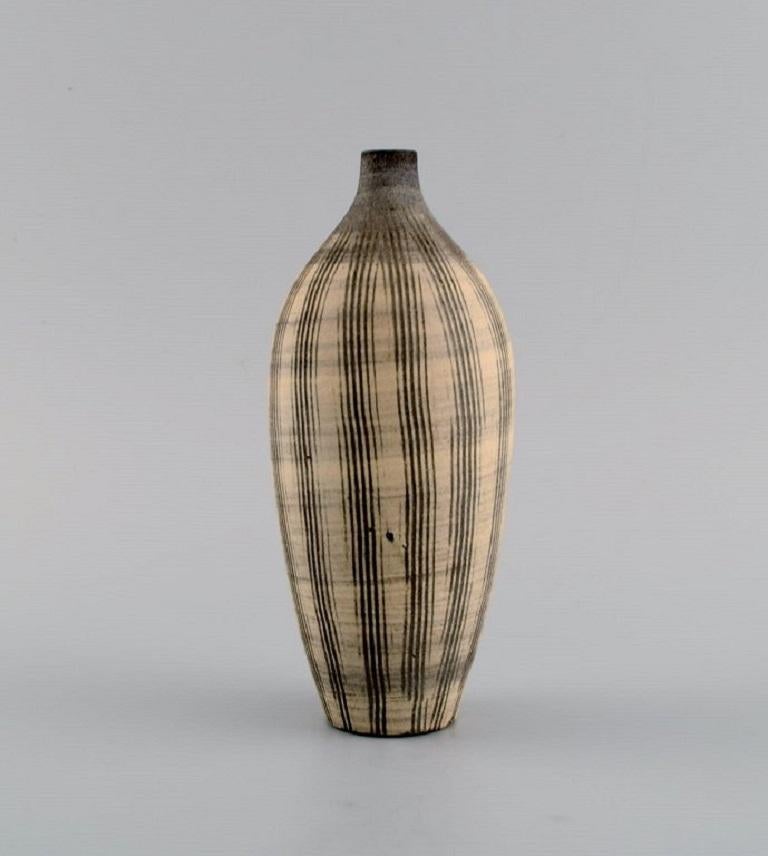 Körting Ceramics. Unique vase in glazed stoneware. 
Beautiful glaze in sand shades. Striped design. 
Germany, mid-20th century.
Measures: 16 x 7 cm.
In excellent condition.
Stamped.

In 1949 the sculptor and potter Heiner-Hans Körting and