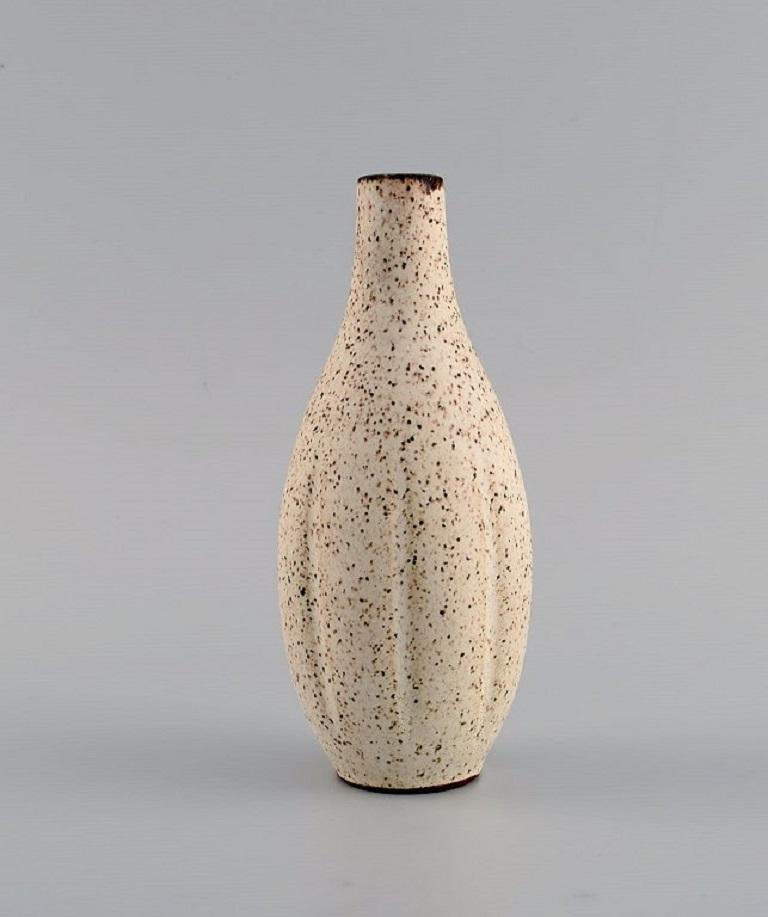 Körting, Germania. Vaso unico in gres smaltato. 
Bellissimo smalto maculato in tonalità sabbia. Metà del XX secolo.
Misure: 15 x 7 cm.
In ottime condizioni.
Timbrato.

Nel 1949 lo scultore e ceramista Heiner-Hans Körting e Gerda Körting, che