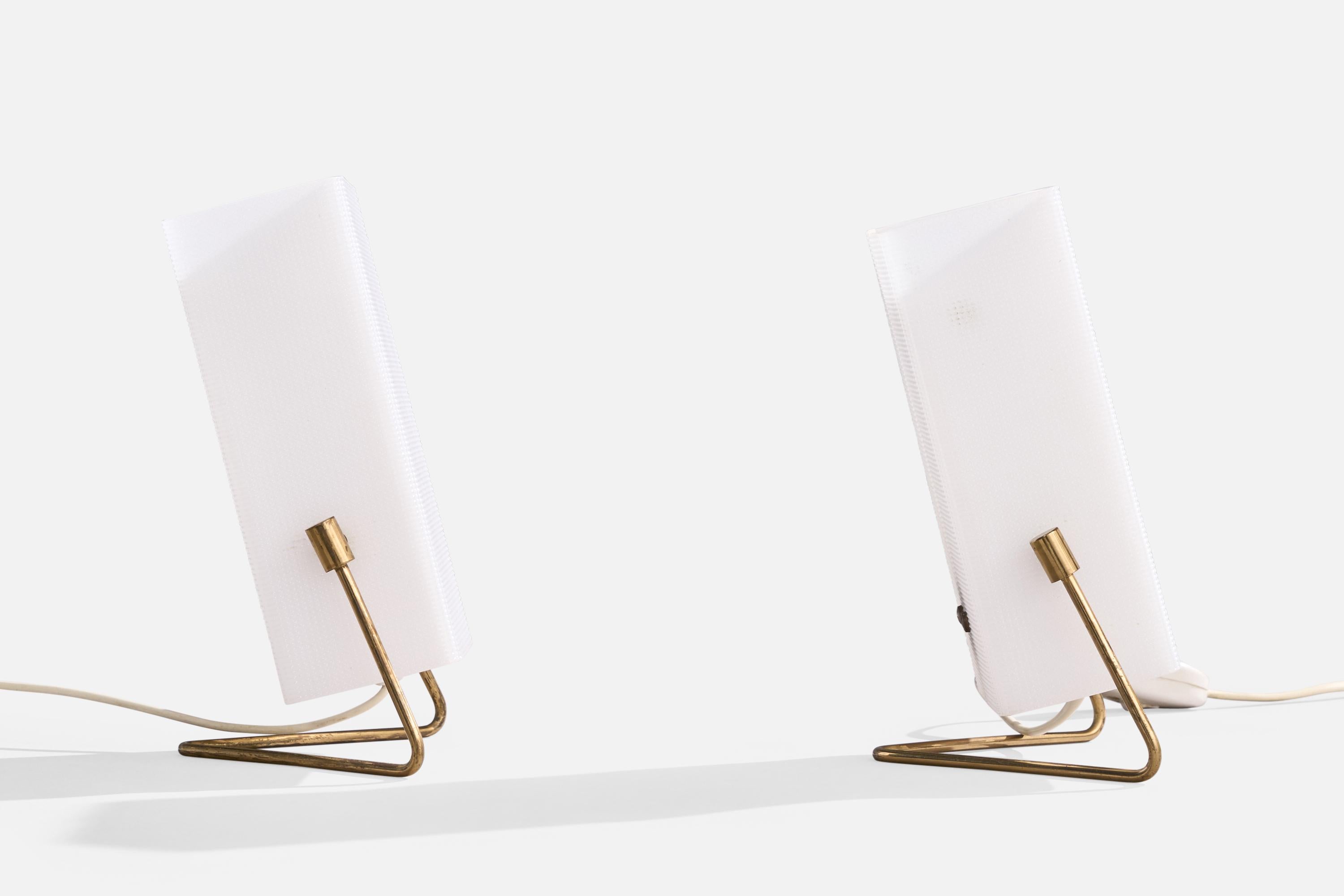 A pair of adjustable brass and acrylic table lamps or wall lights produced by Korumo, Finland, c. 1950s.

Overall Dimensions (inches): 7.4“ H x 5.875” W x 7.5” D (adjustable; measured as shown)

Bulb Specifications: E-14 Bulb

Number of Sockets (per