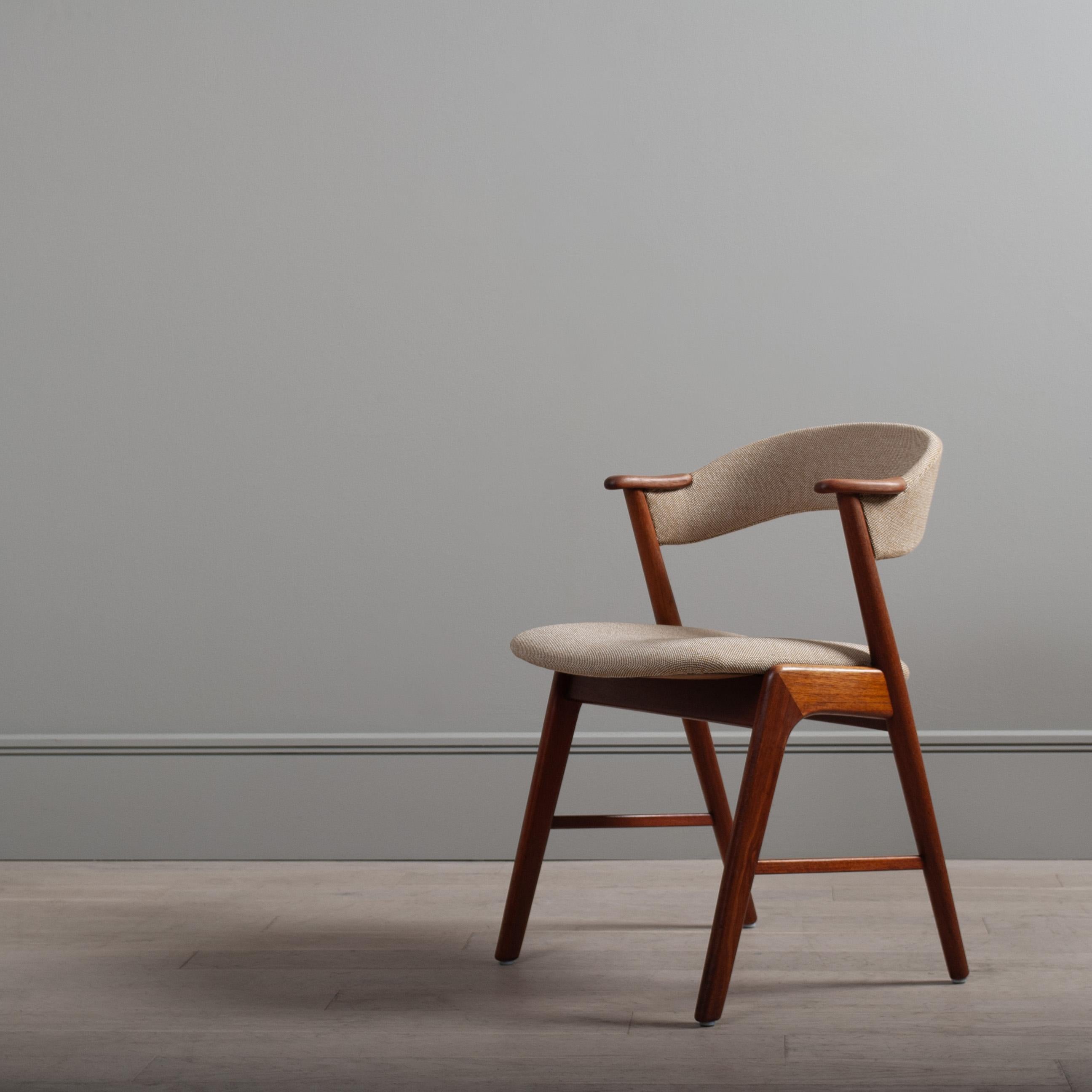 Superbe ensemble de quatre chaises de salle à manger de Korup Stolefabrik. Produit au Danemark au début des années 1960. Un grand exemple de design moderniste européen. Cadres en teck avec de parfaits petits accoudoirs. Rembourré en tissu