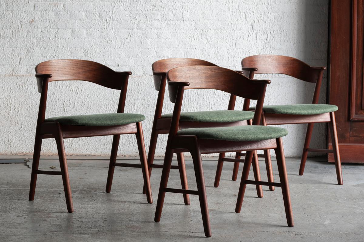 Set of 4 dining chairs, Model KS 21, designed and produced by Korup Stolefabrik in Denmark in the 1960’s. Elegant chairs with a curved backrest. The solid teak frames have a splendid grain and the seatings were newly upholstered in emerald green in
