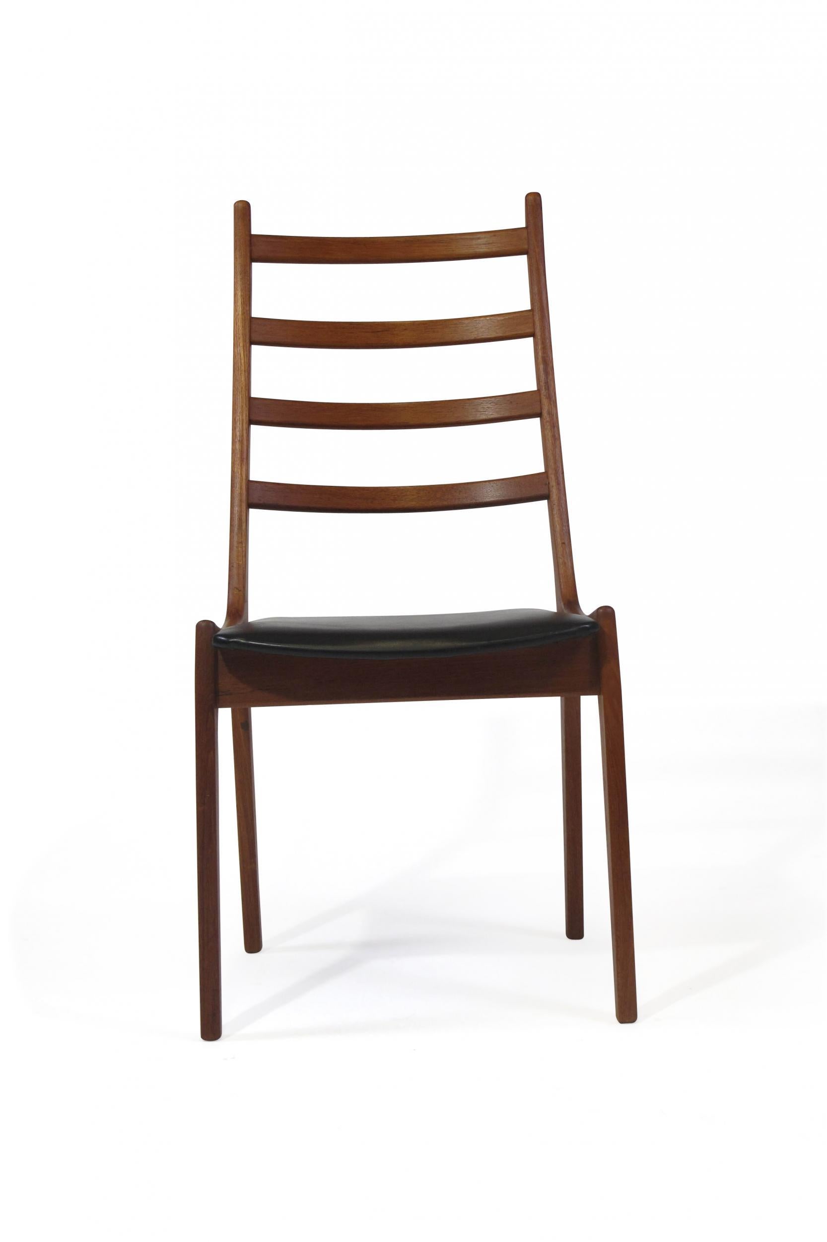 Pair of high-back teak dining chairs by Korup Stolefabrik Mobelfabrik fcrafted of solid teak frames with finger joinery upholstered in the original black vinyl seat. Lightly restored and in good condition with minor signs of age and use.
Note