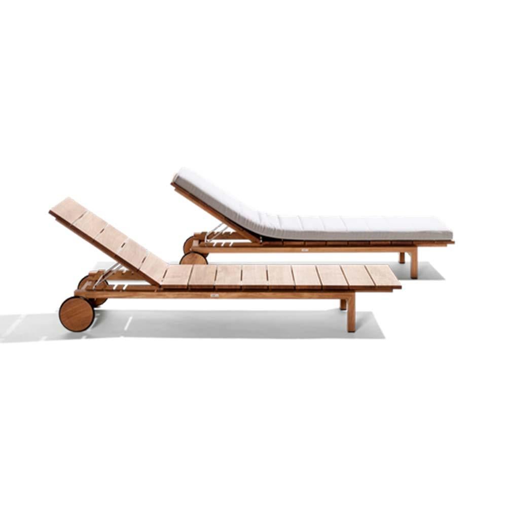 Pure design and sustainable teck for an environment friendly lounge chair
The combination of wide slats and a pure but nonetheless assertive design illustrates the modernity and solidity of teak. The teak is of optimum quality. Only first choice