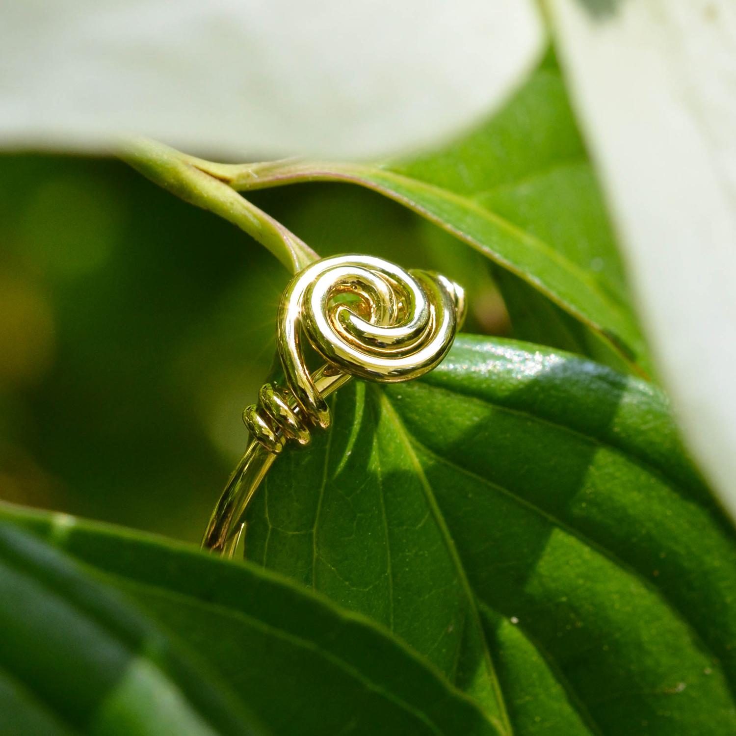 For Sale:  Kosmis Spiral Javanese Signet Ring 18 Karat Fairmined Ecological Yellow Gold 4