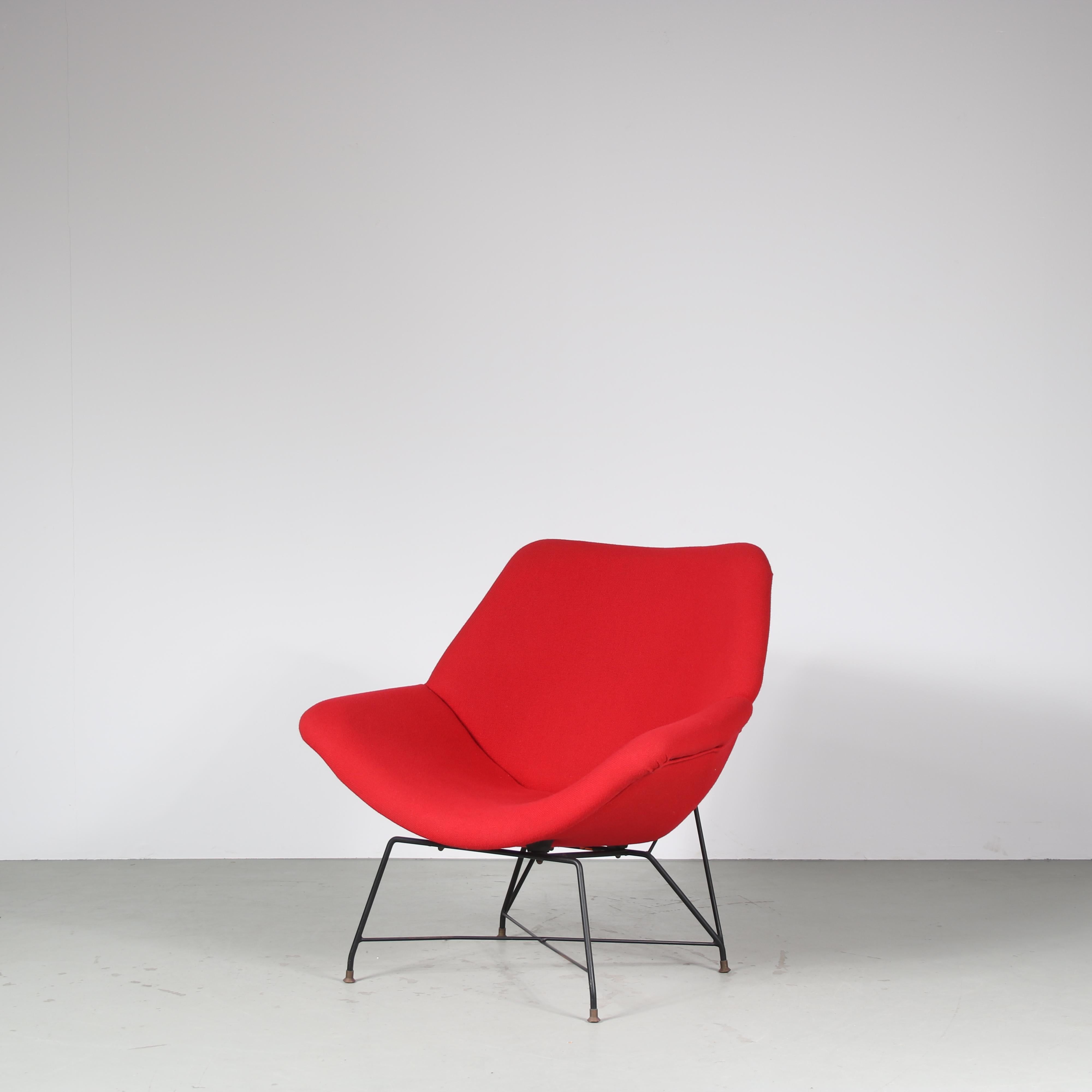 An impressive easy chair by Augusto Bozzi, manufactured by Saporiti in Italy in 1954.

This is a very rare and much sought after piece, the model is named “Kosmos”. The chair has a high quality black lacquered metal base and a beautiful red fabric