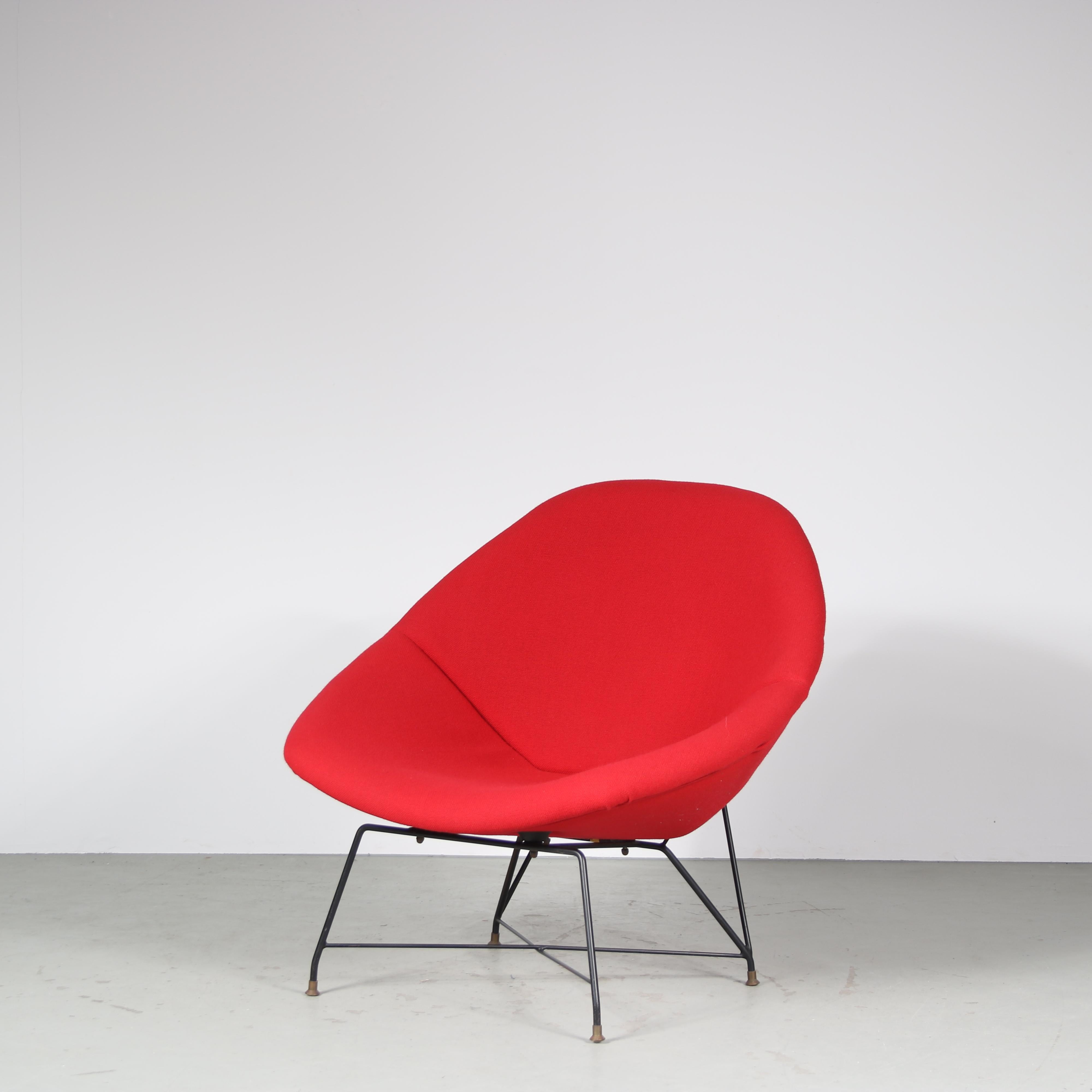 An impressive easy chair by Augusto Bozzi, manufactured by Saporiti in Italy in 1954.

This is a very rare and much sought after piece, the model is named “Kosmos”. The chair has a high quality black lacquered metal base and a beautiful red fabric
