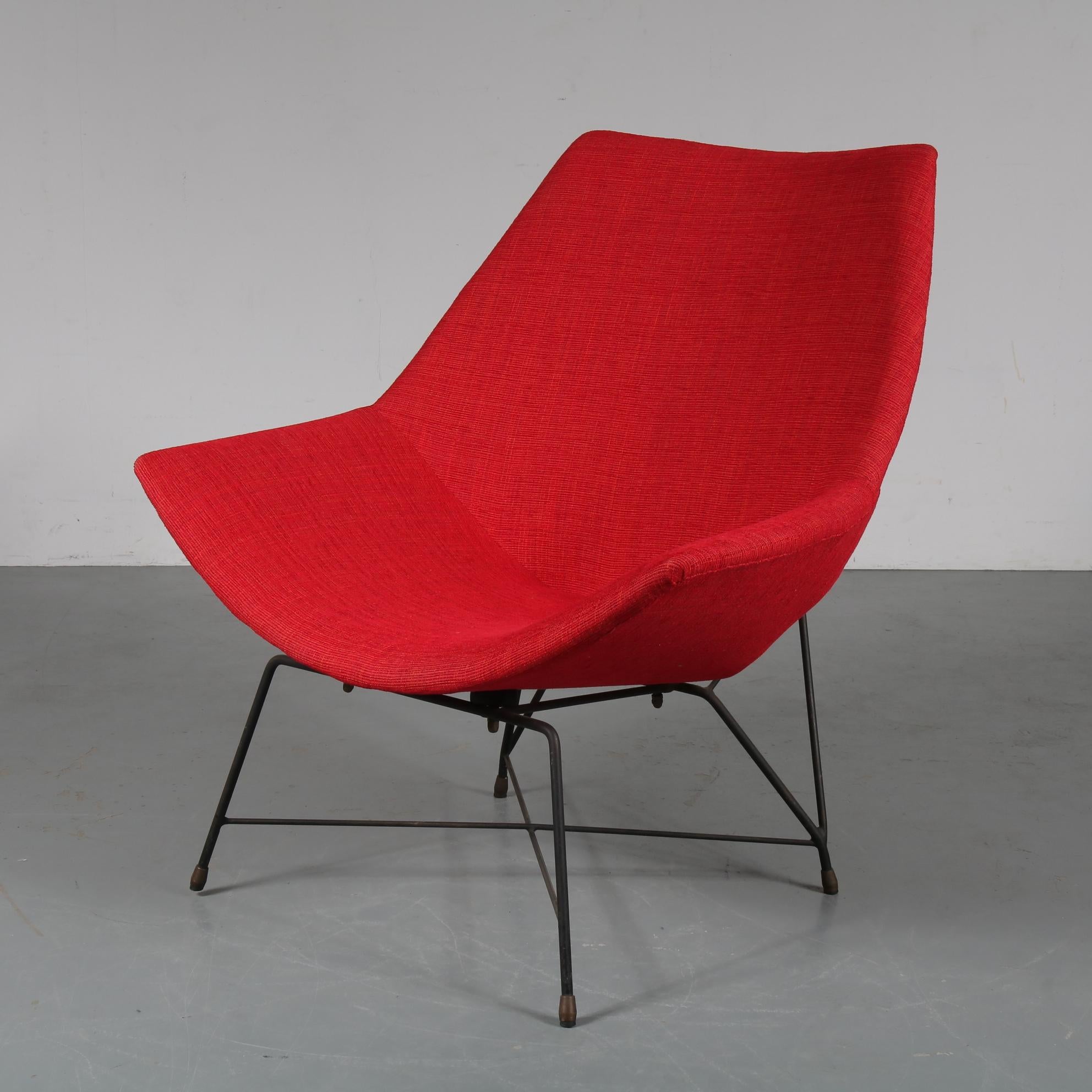 A stunning easy chair by Augusto Bozzi, manufactured by Saporiti in Italy in 1954.

This is a very rare and much sought after piece, the model is named 