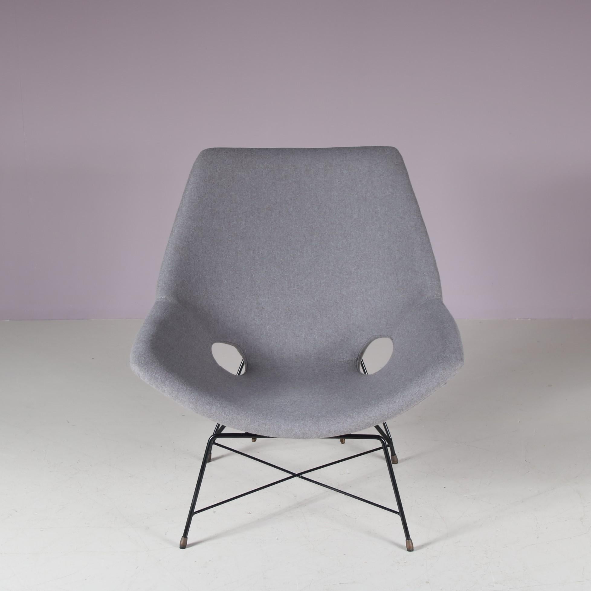 A stunning easy chair by Augusto Bozzi, manufactured by Saporiti in Italy in 1954.

This is a very rare and much sought after piece, the model is named “Kosmos”. The chair has a high quality black lacquered metal base and is newly upholstered in